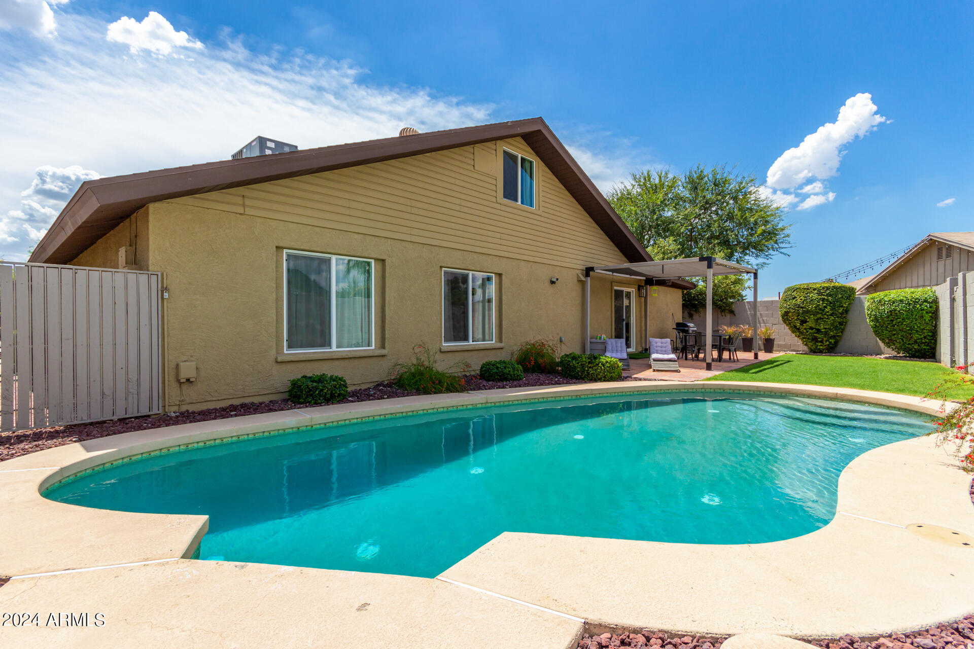 2644 E SYLVIA Street