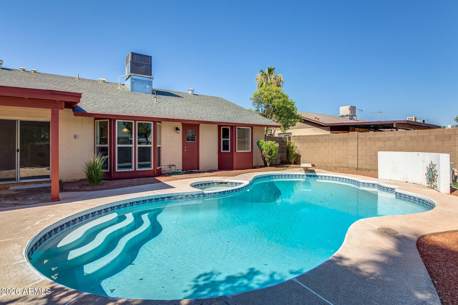 6611 W ALTADENA Avenue