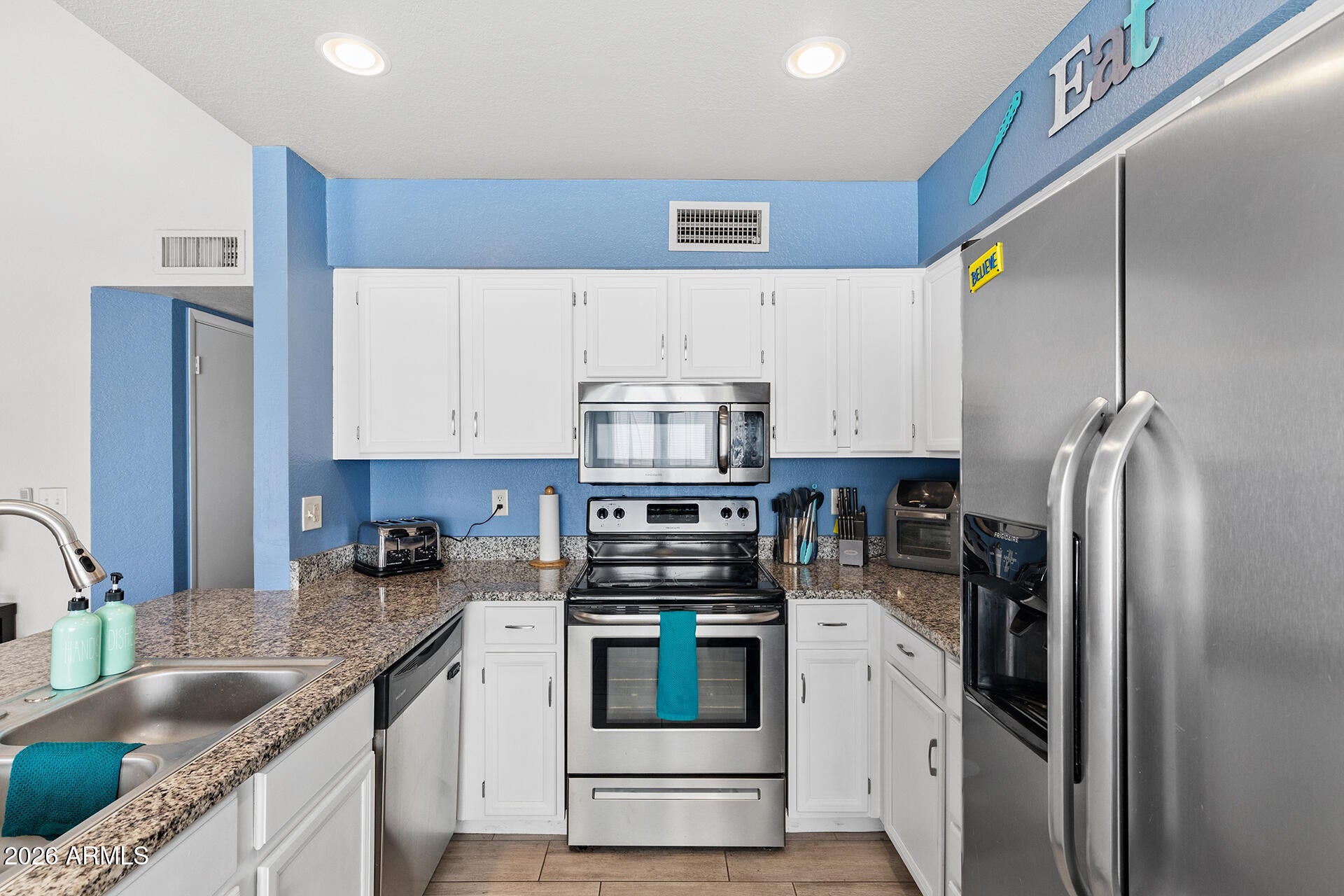 6611 W ALTADENA Avenue