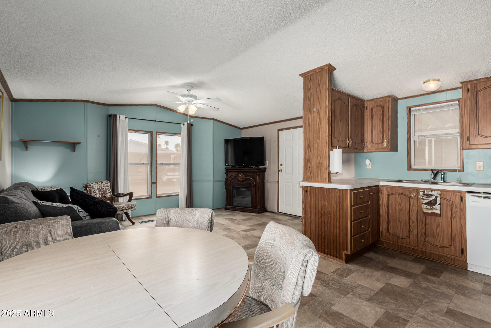 301 S SIGNAL BUTTE Road 216