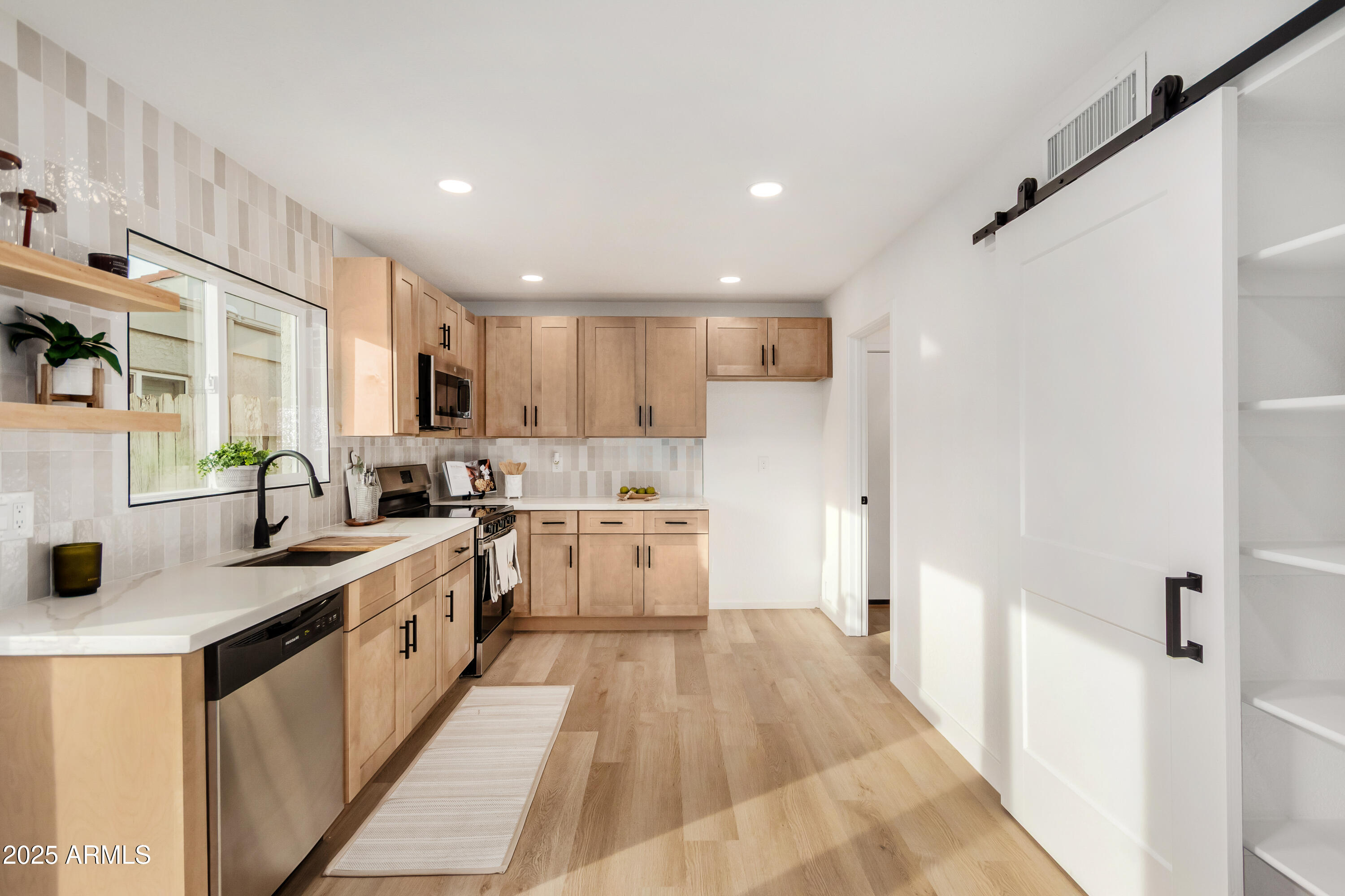 2415 W GREENWAY Road 6