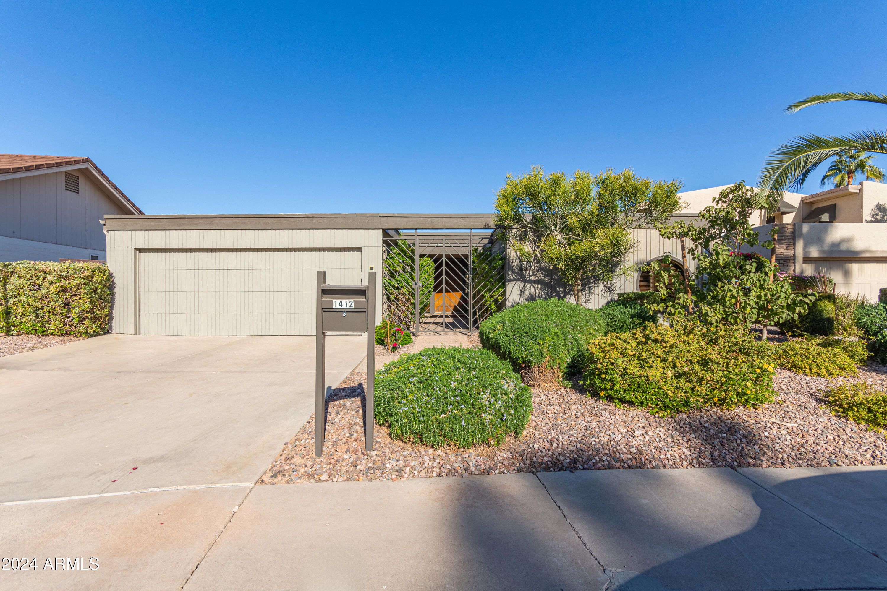 1412 E COMMODORE Place