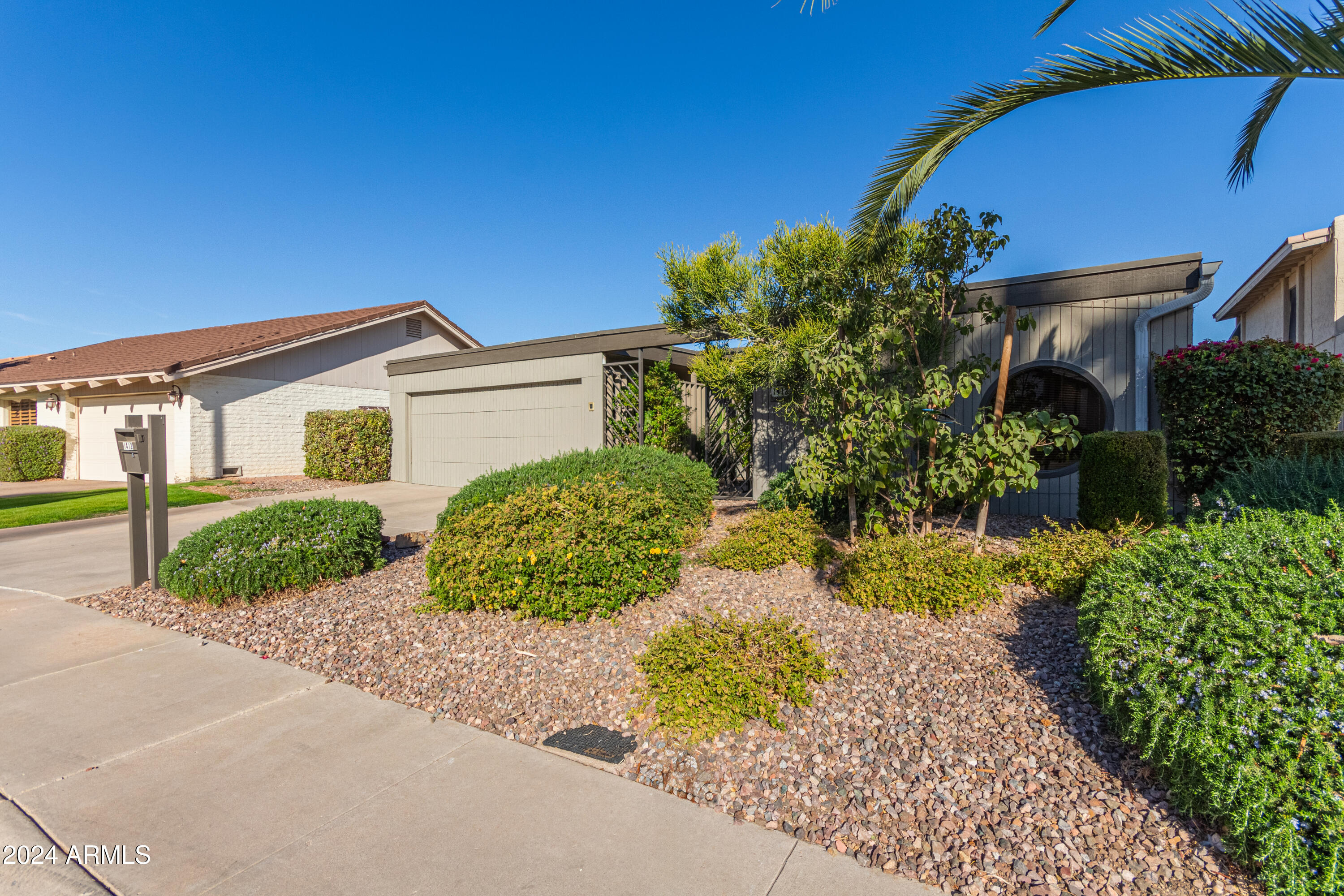 1412 E COMMODORE Place