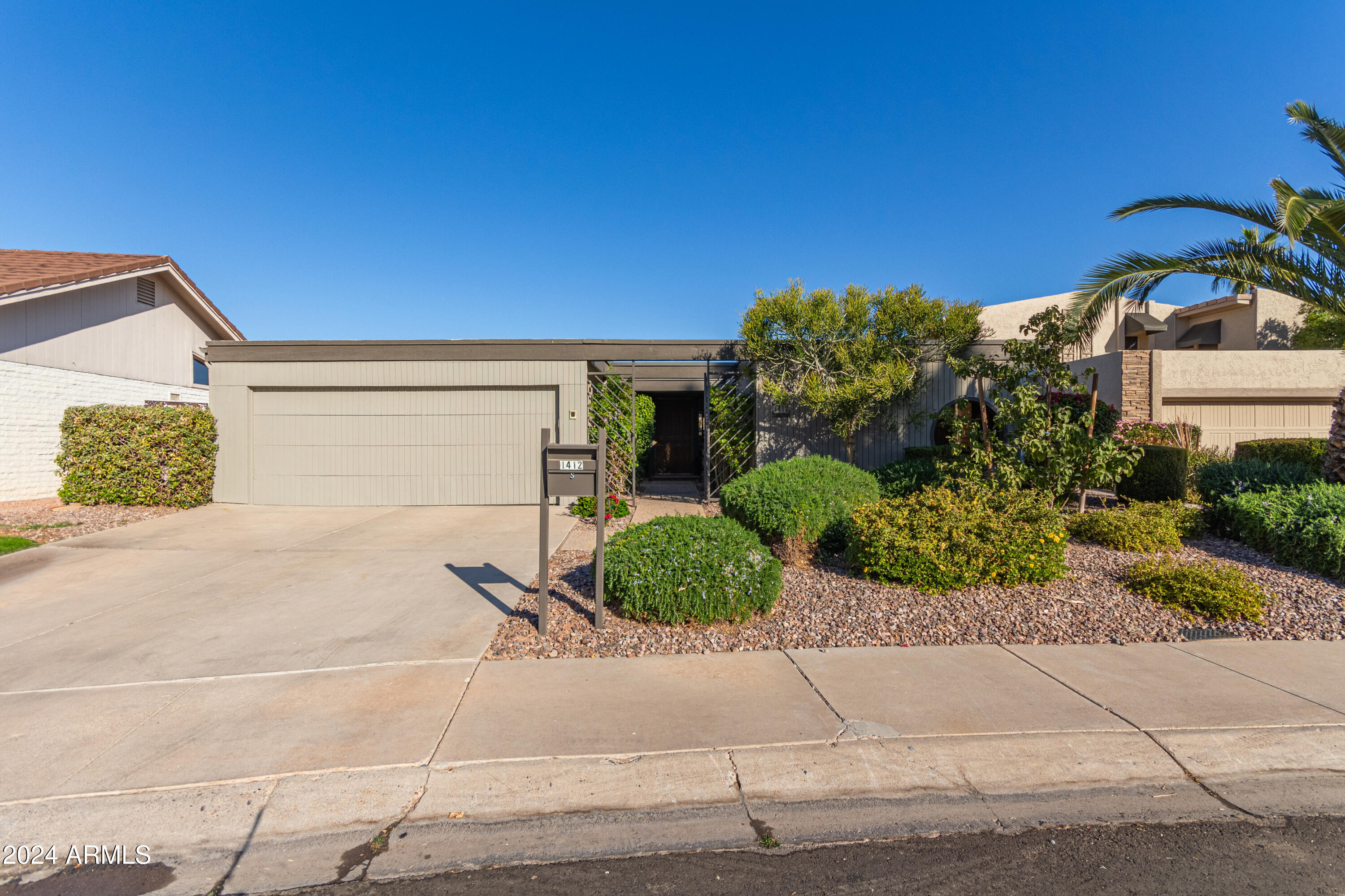 1412 E COMMODORE Place
