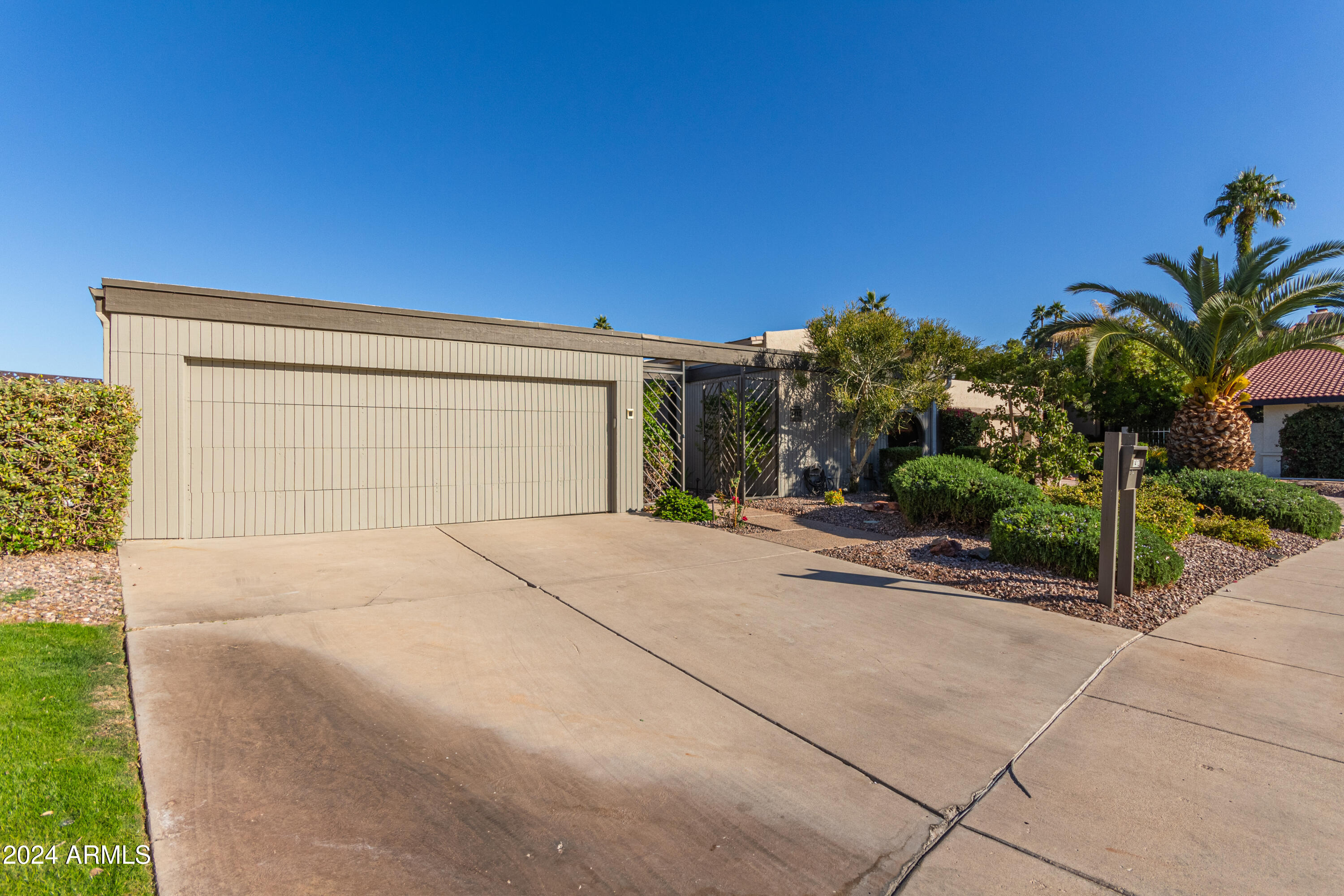 1412 E COMMODORE Place