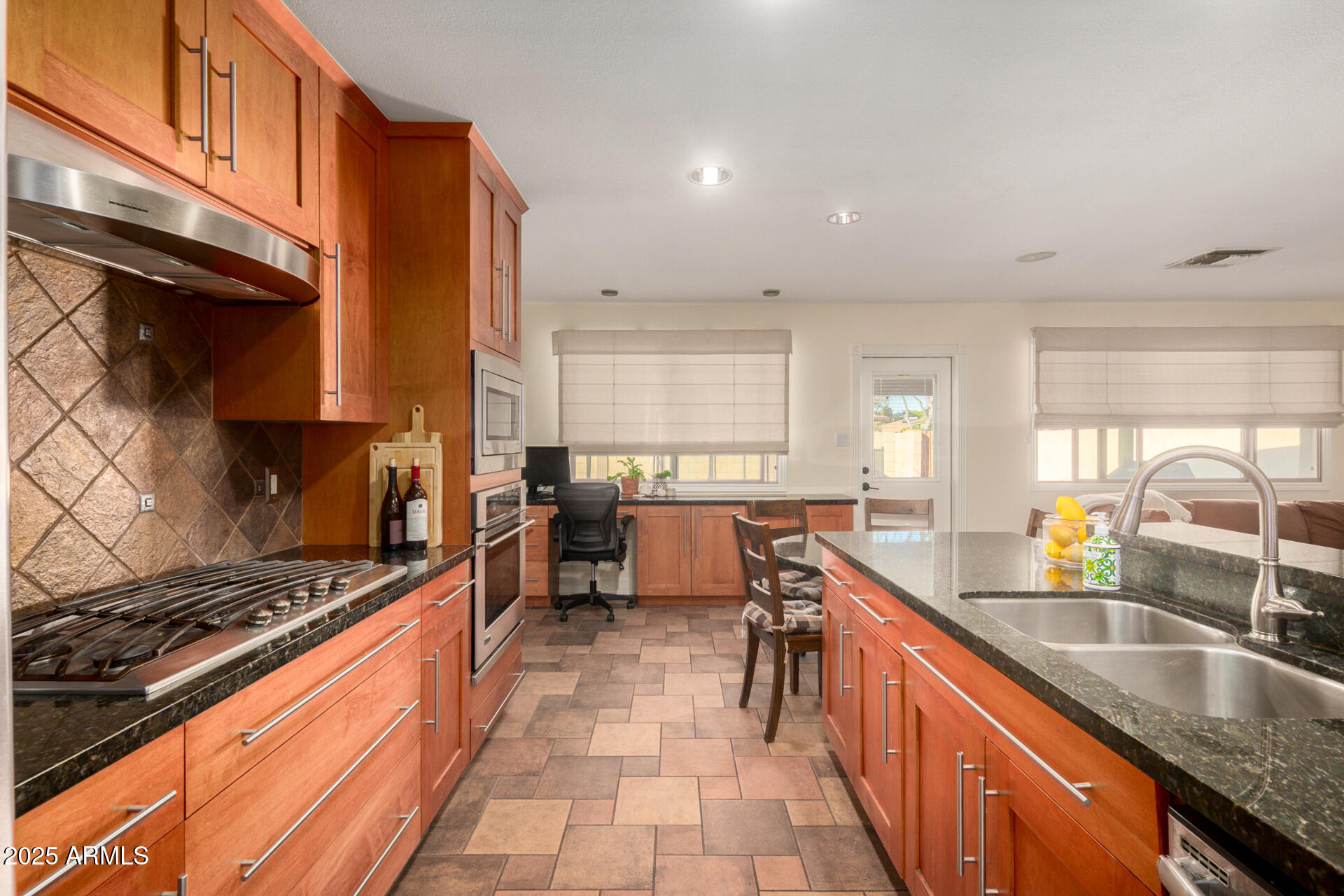 1112 E WESTCHESTER Drive