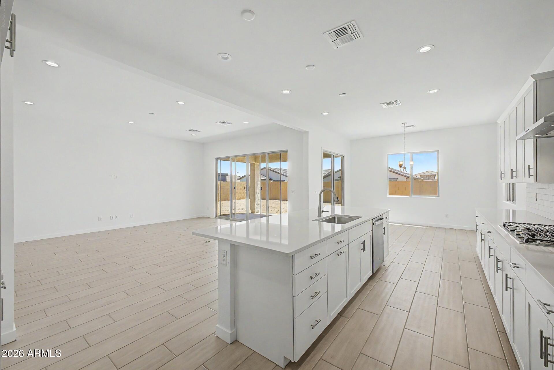 15819 W DESERT HOLLOW Drive