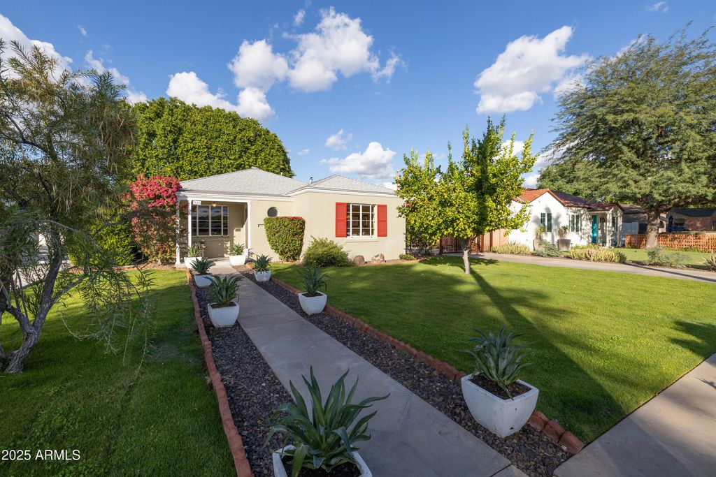 Photo of 530 W Wilshire Drive, Phoenix, AZ 85003 (MLS # 6950124)