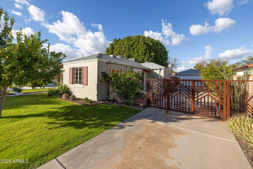 Photo of 530 W Wilshire Drive, Phoenix, AZ 85003 (MLS # 6950124)