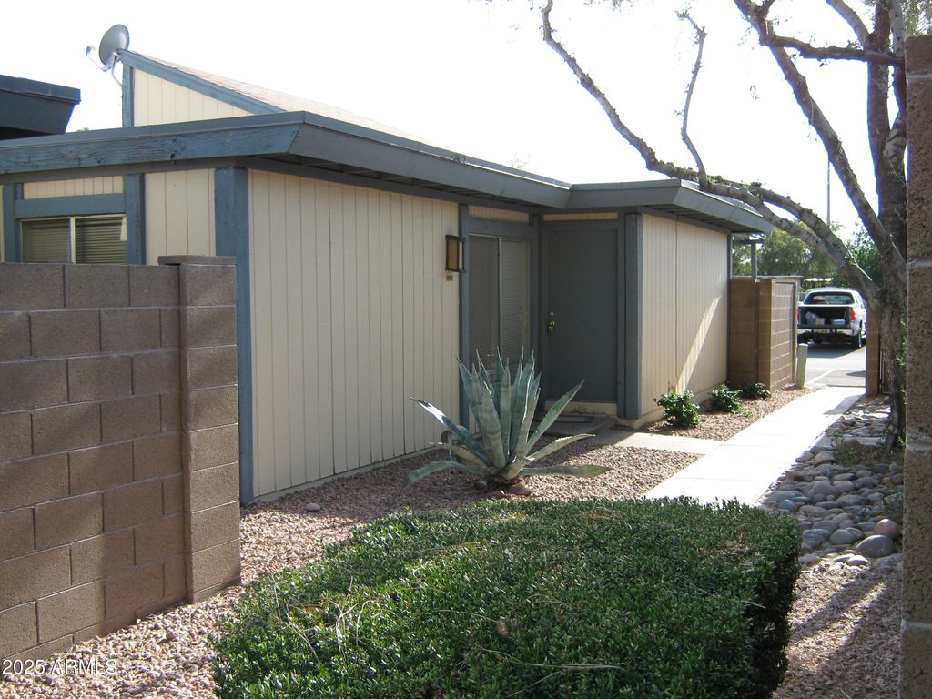 Photo of 834 S Casitas Drive #B, Tempe, AZ 85281 (MLS # 6957925)