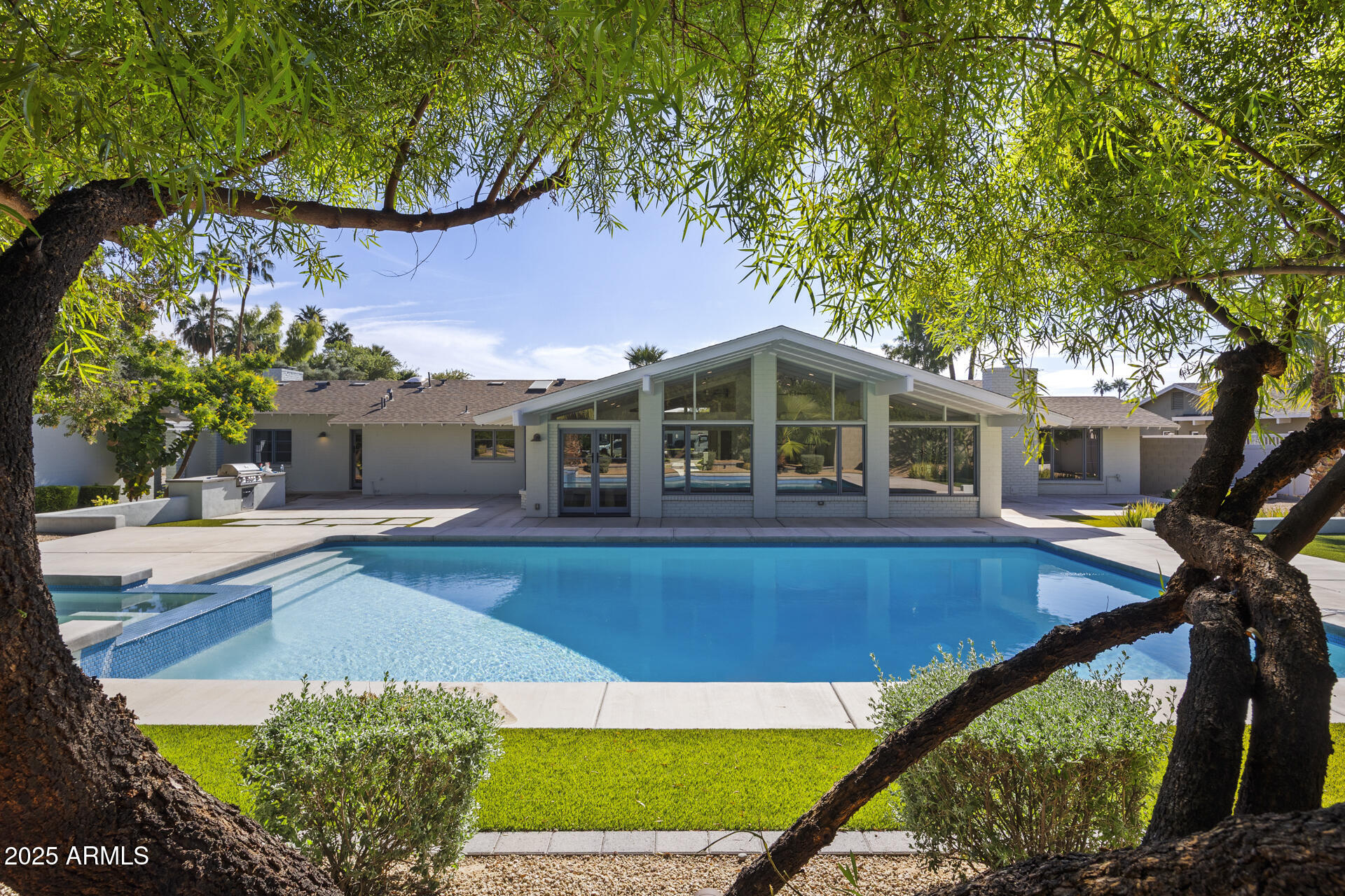 5816 E Calle Del Media --