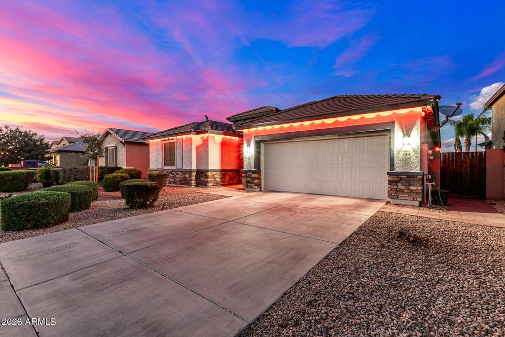 Photo of 744 W Desert Hollow Drive, San Tan Valley, AZ 85143 (MLS # 6986562)