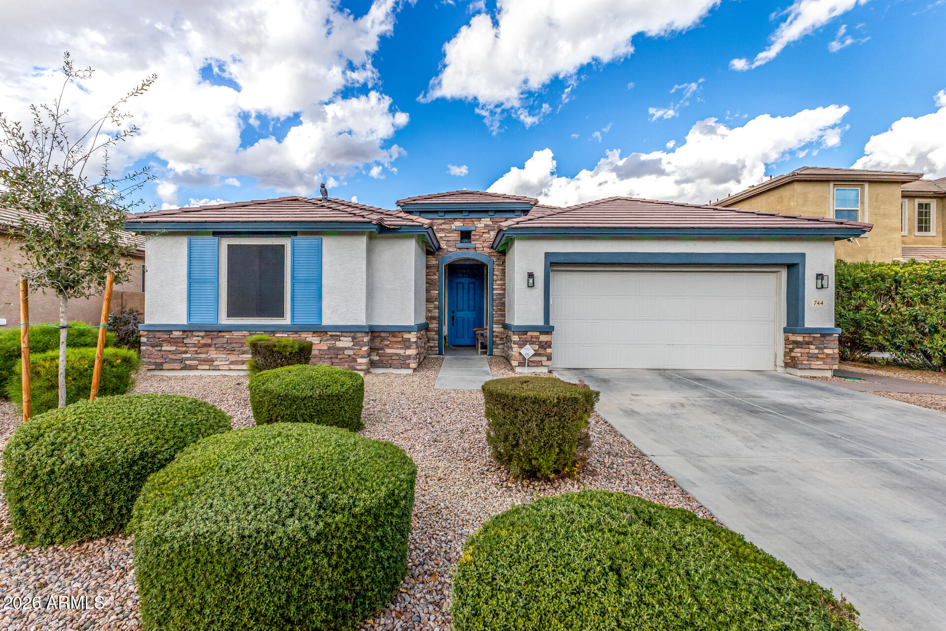 744 W DESERT HOLLOW Drive