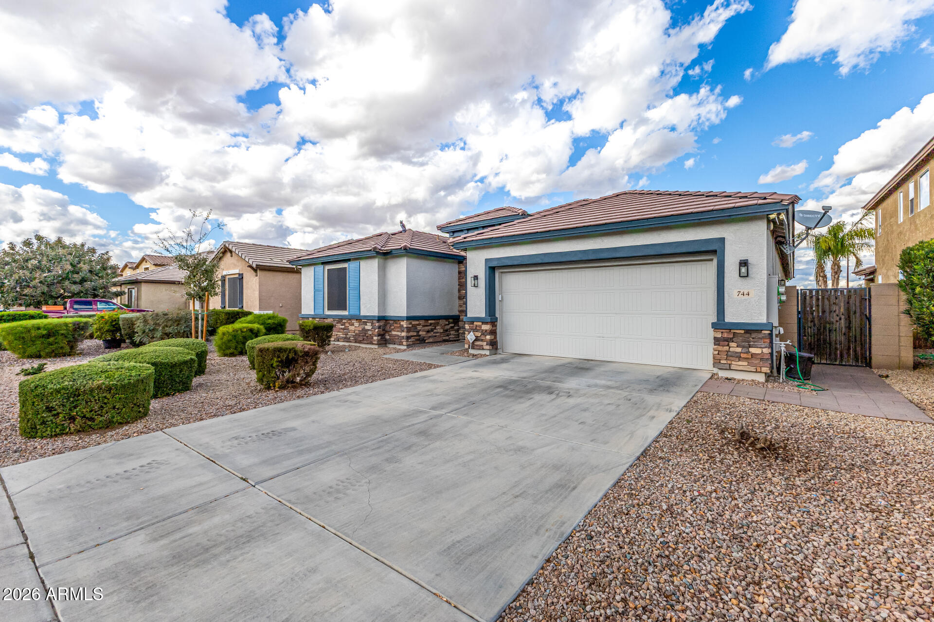 744 W DESERT HOLLOW Drive