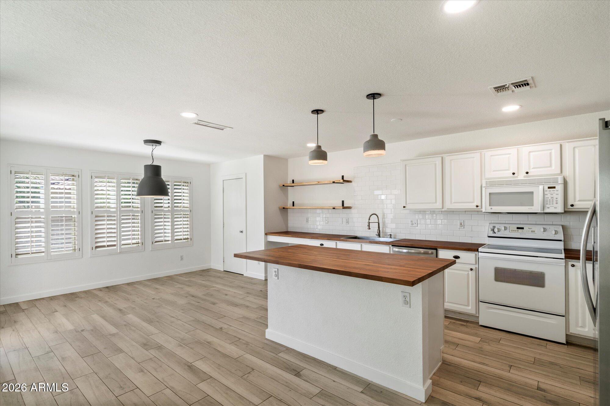 2145 E LONGHORN Place