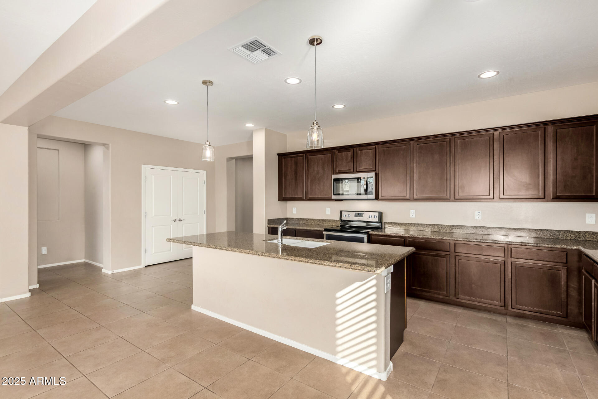 22453 E CAMINA PLATA --