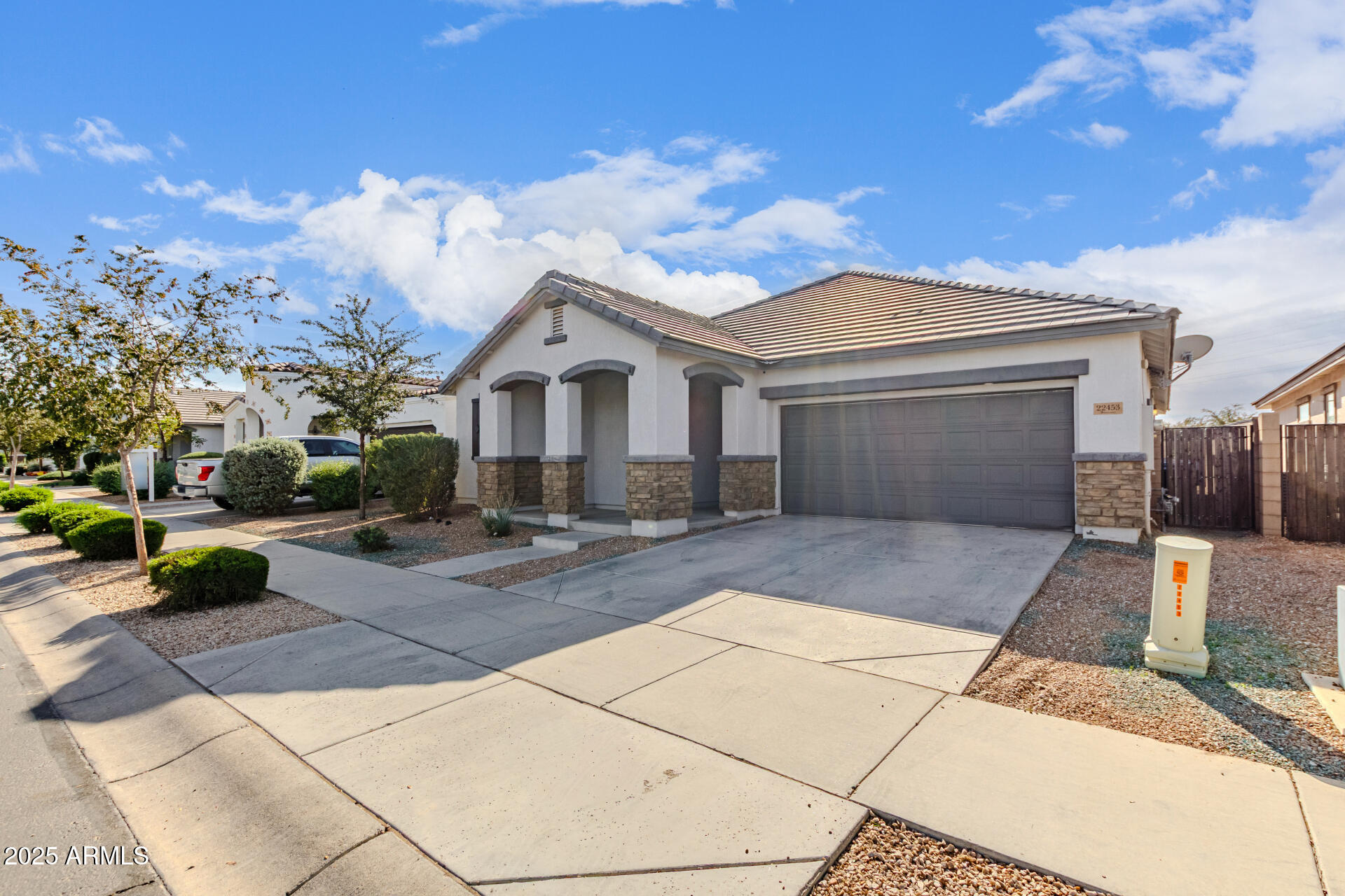 22453 E CAMINA PLATA --