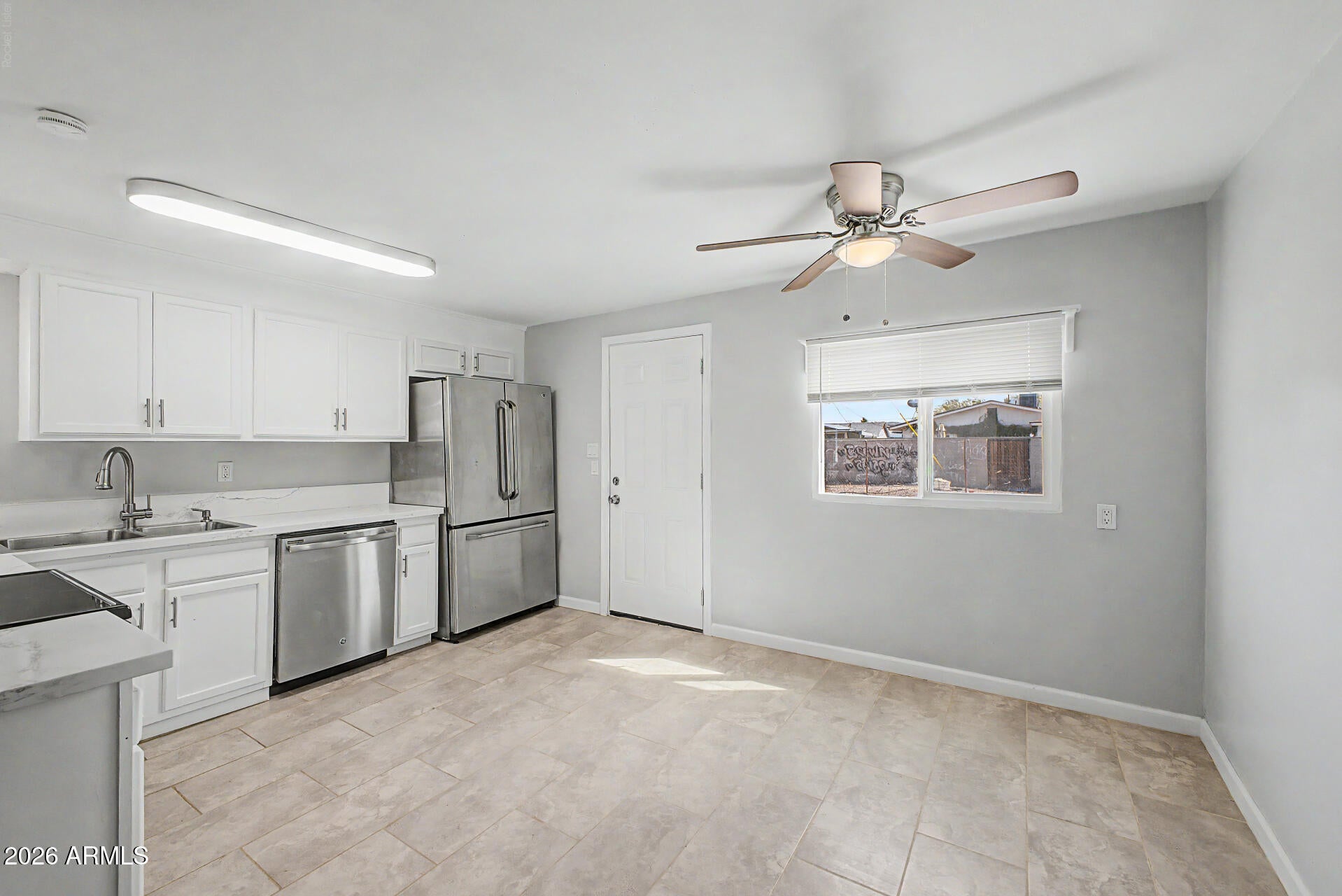 2425 W PAPAGO Street