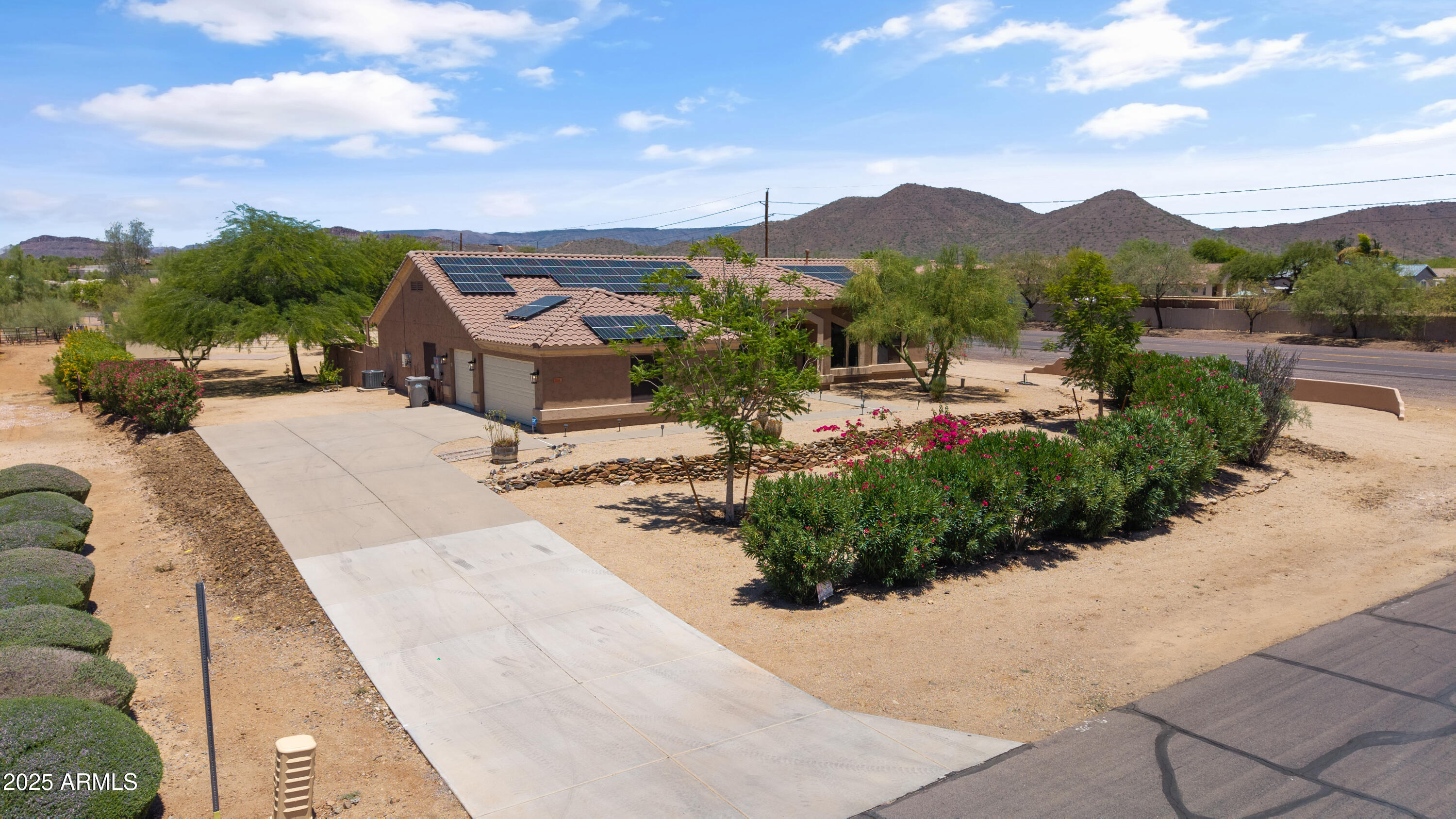 512 E JORDON Lane
