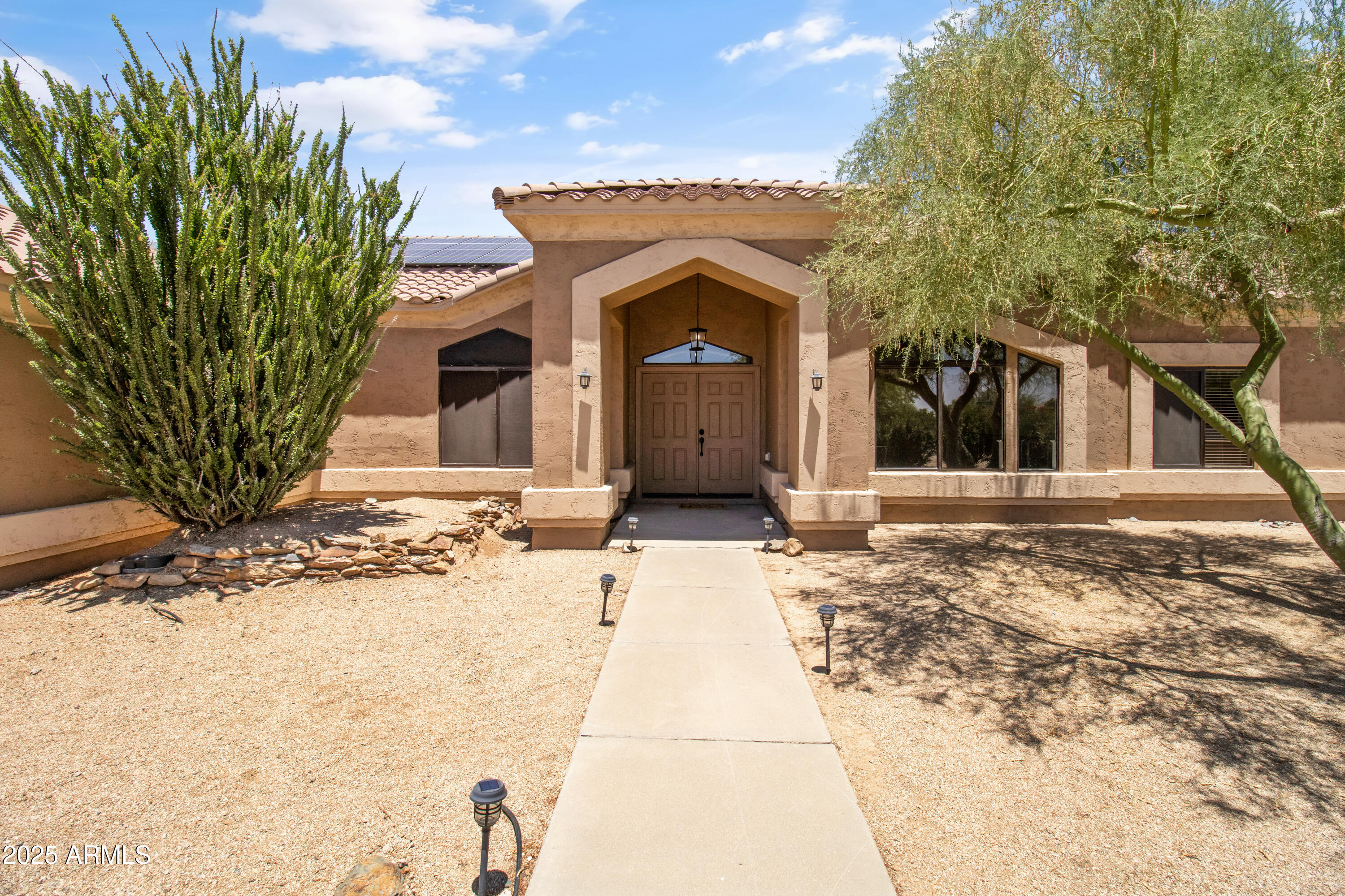 512 E JORDON Lane