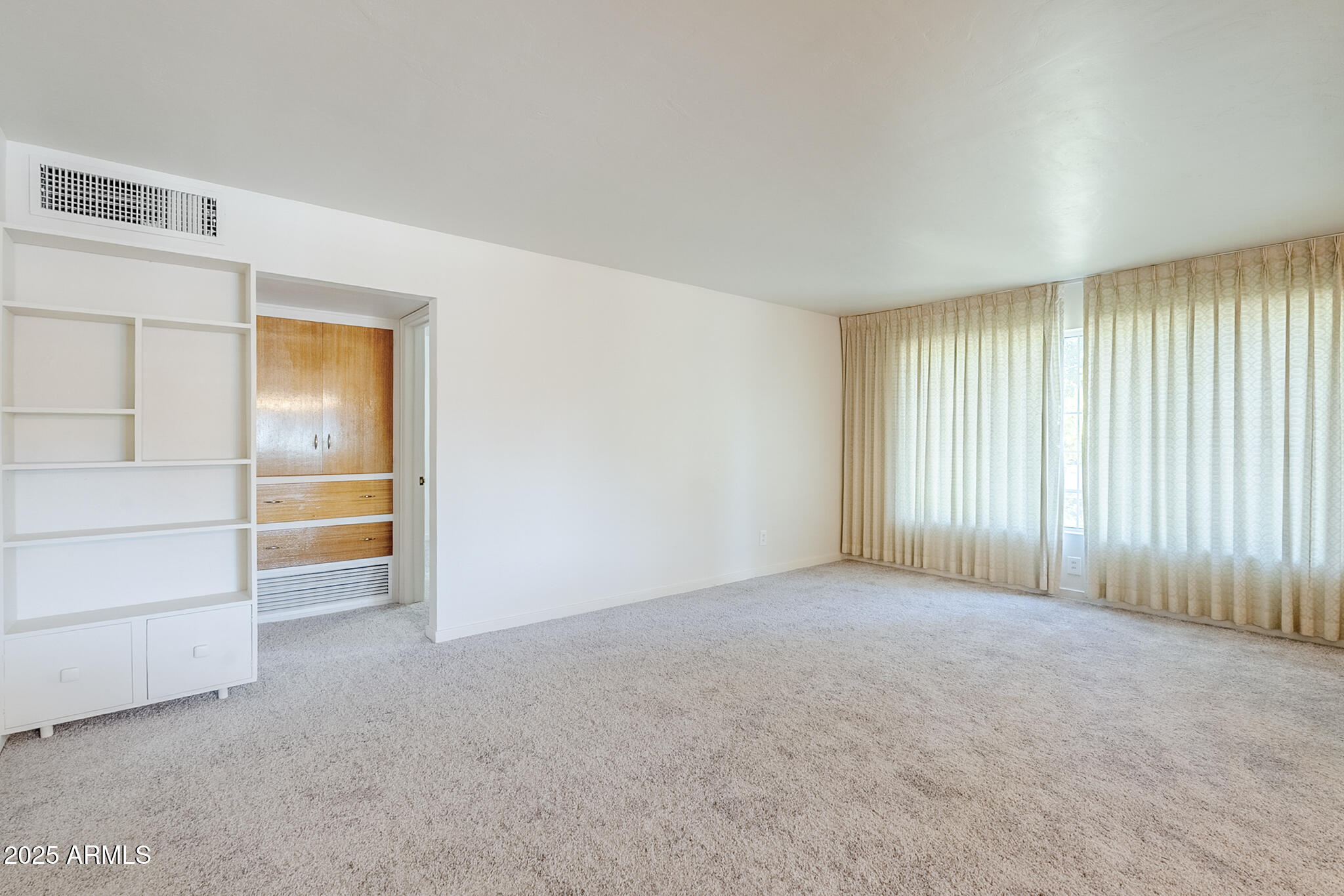 1945 E SOLANO Drive