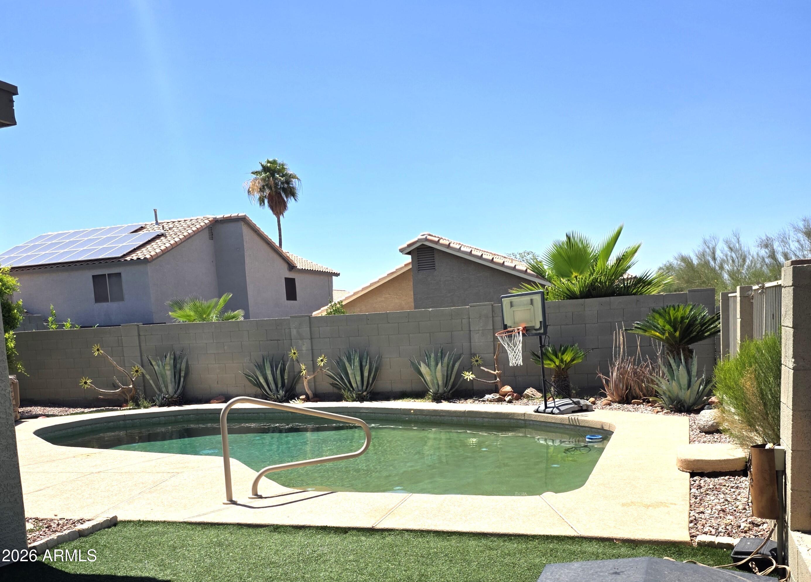 1734 E PONTIAC Drive