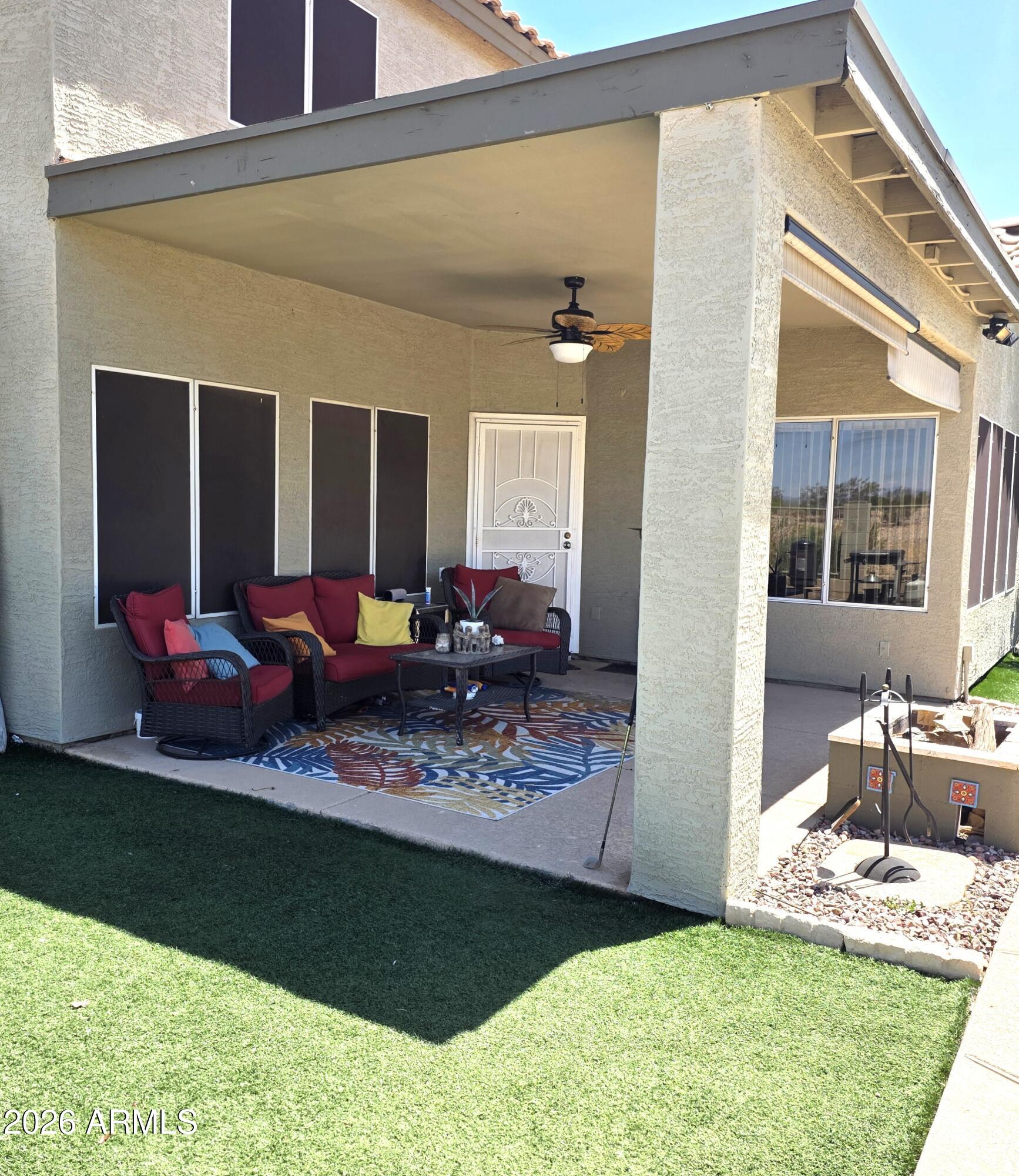 1734 E PONTIAC Drive
