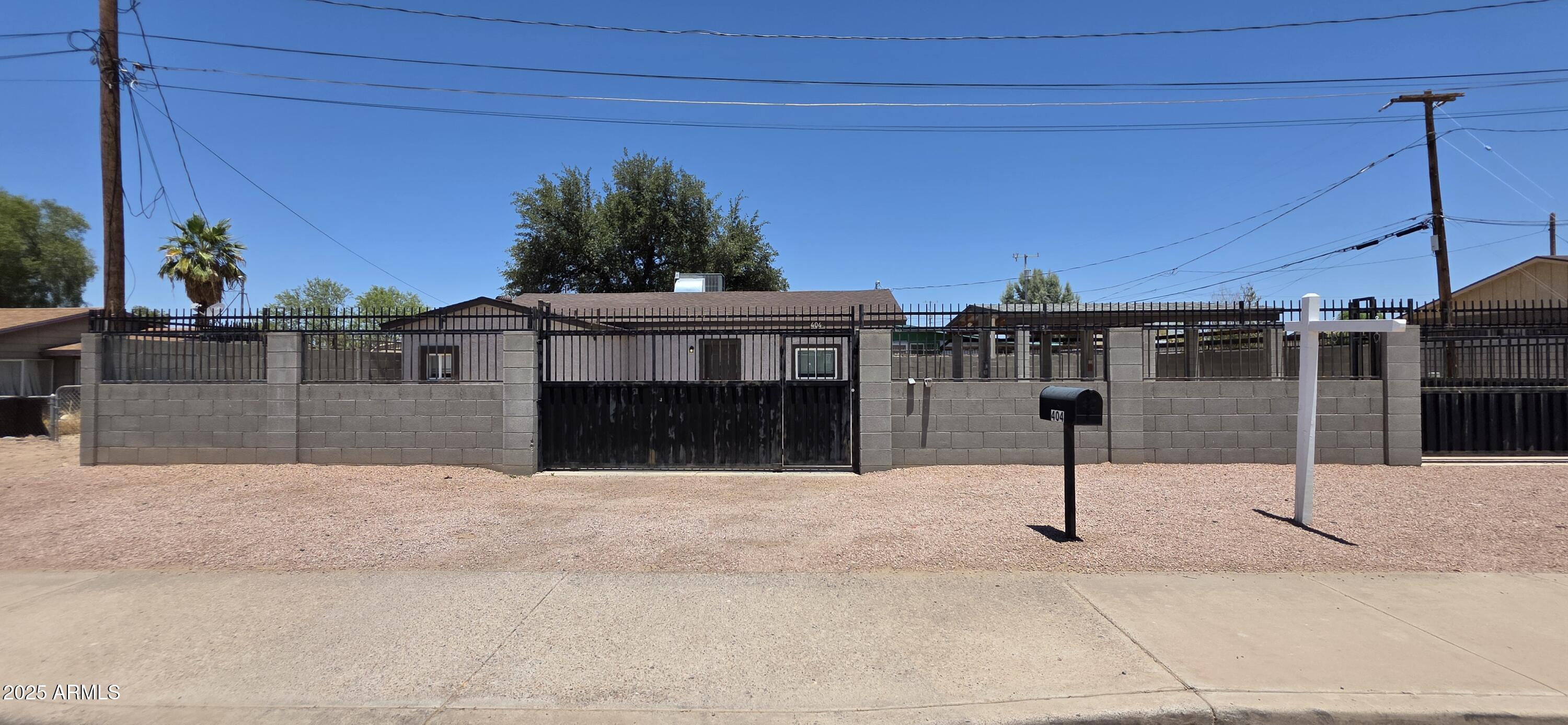 404 E CENTRE Avenue