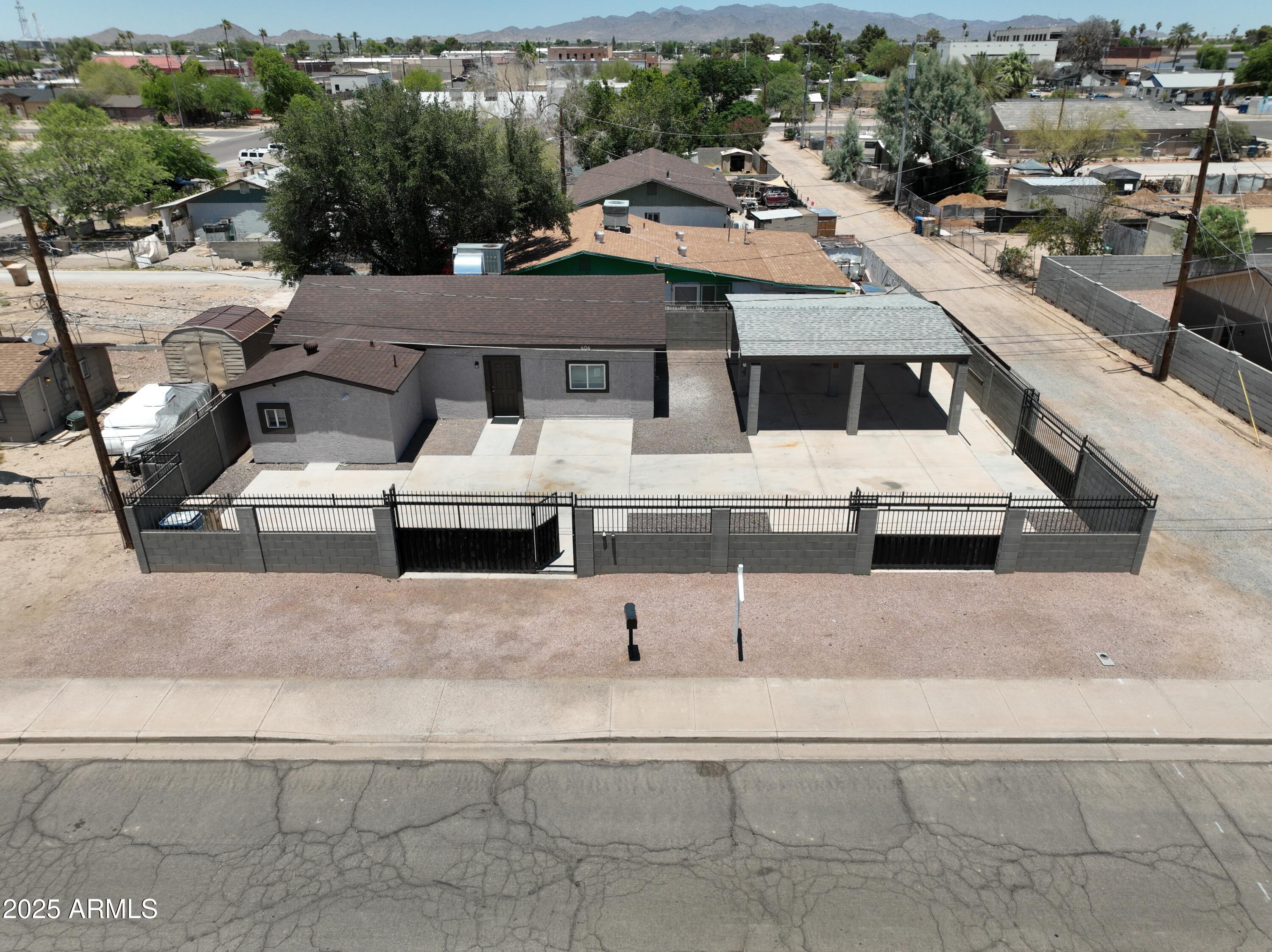 404 E CENTRE Avenue