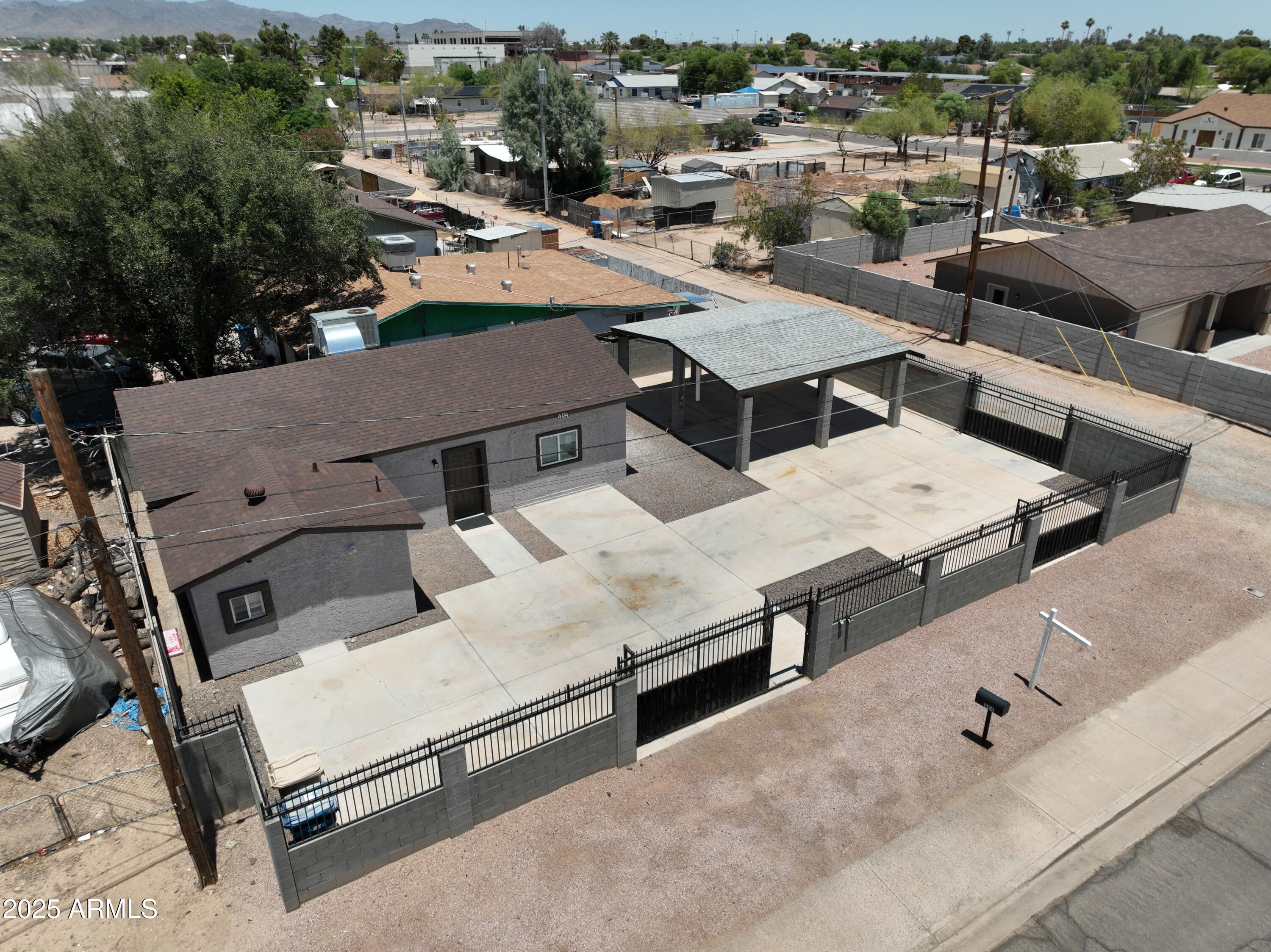 404 E CENTRE Avenue