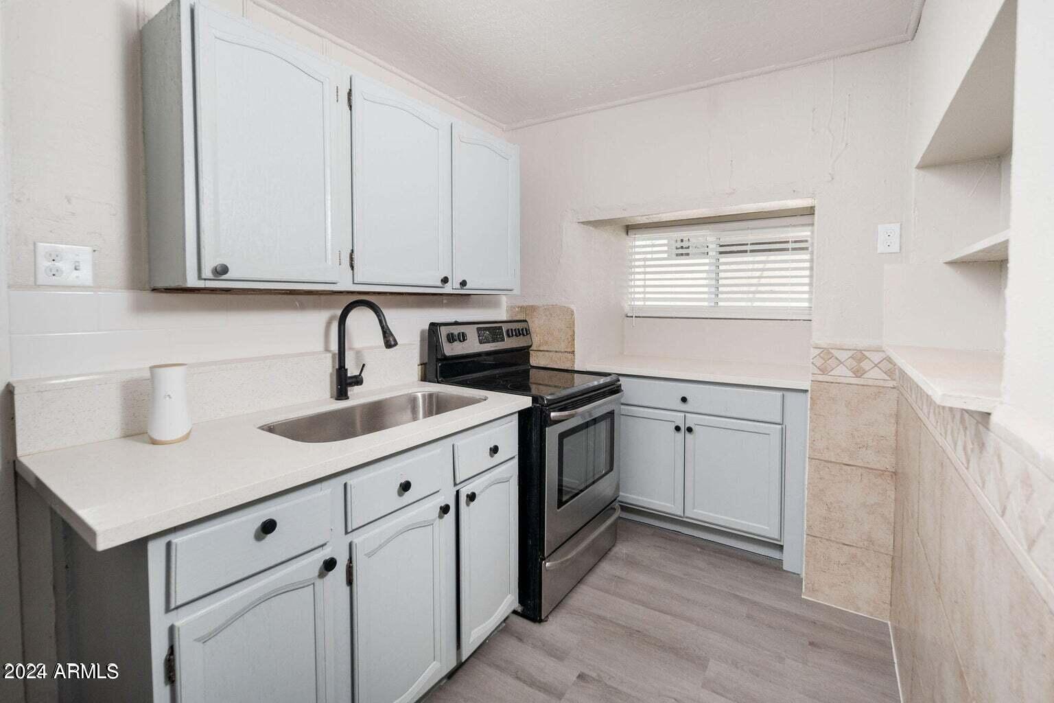 9404 N 2ND Place