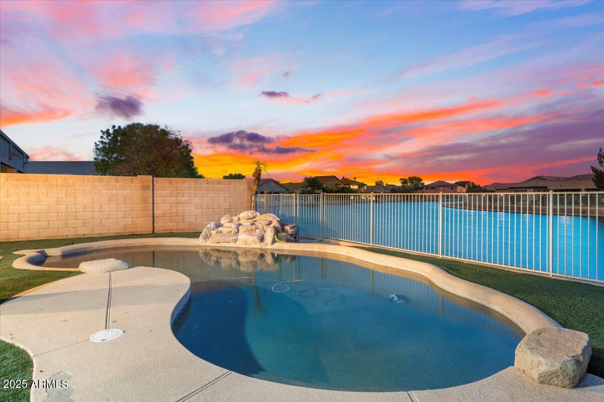 10816 W PALM Lane
