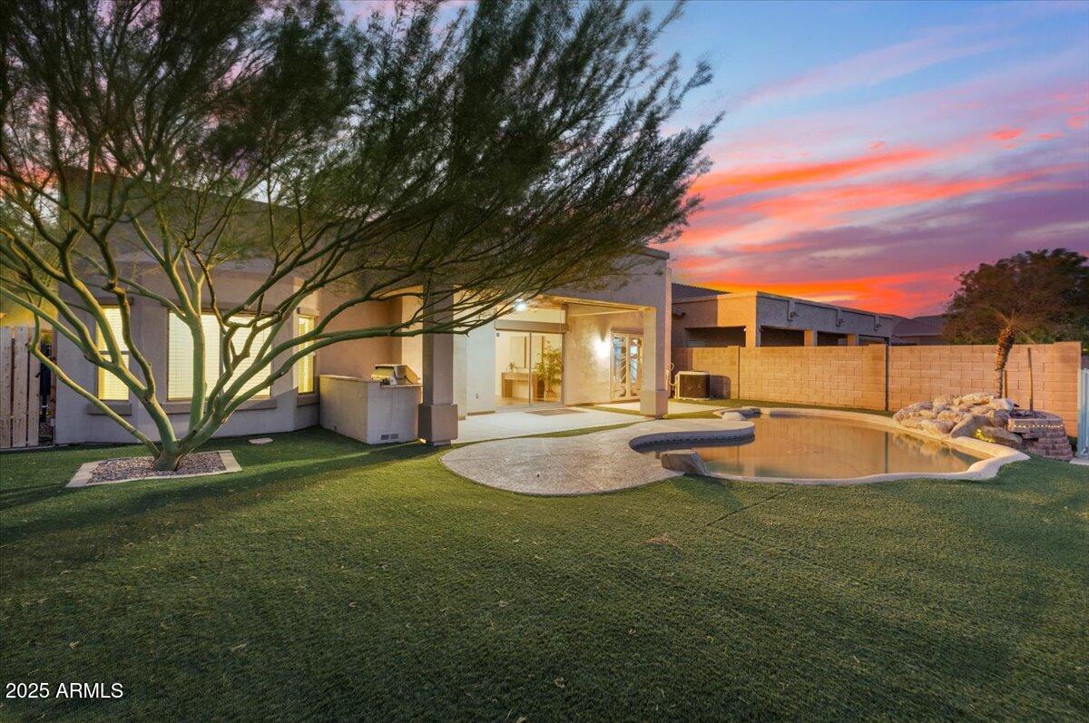 10816 W PALM Lane