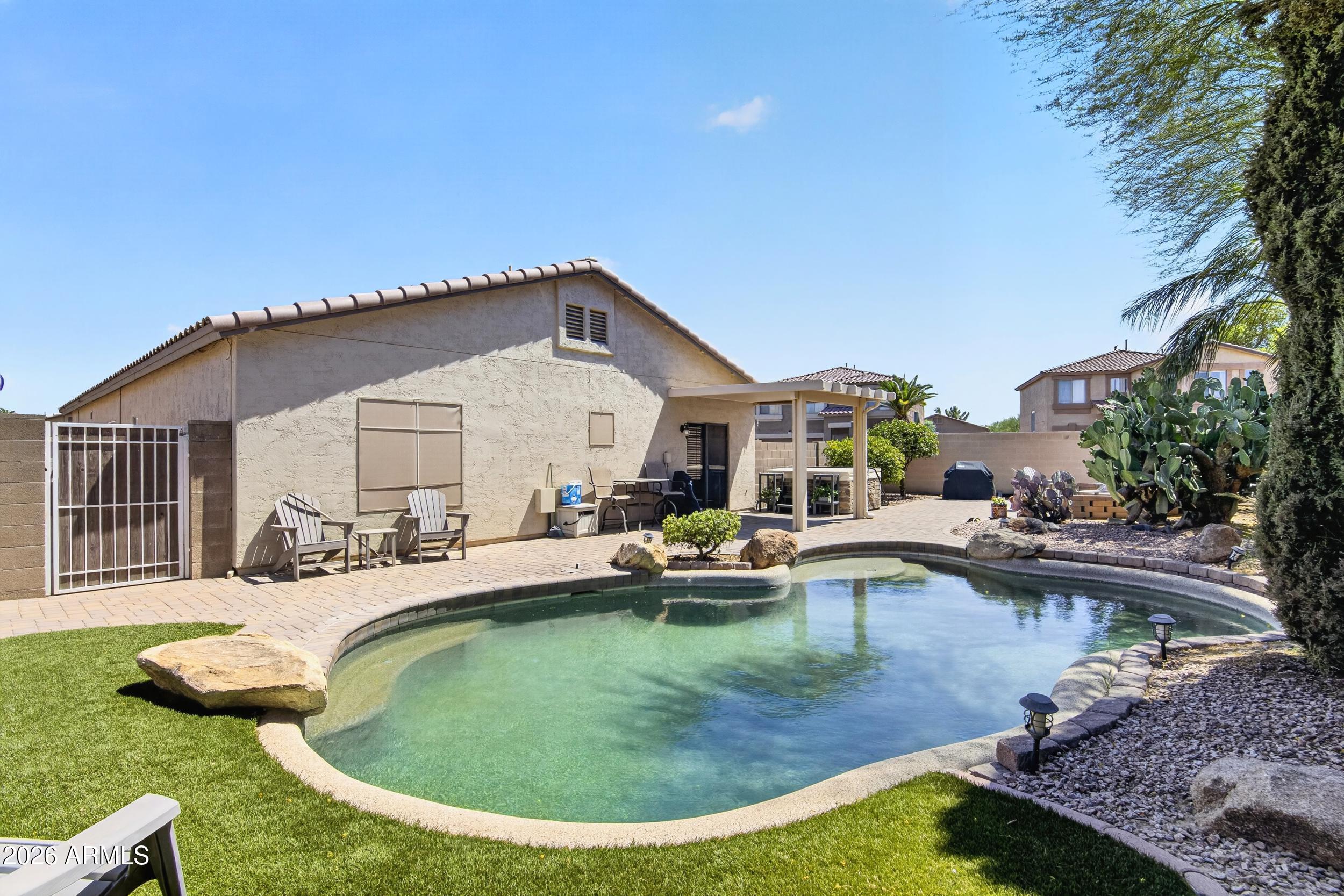 566 E RENEGADE Place