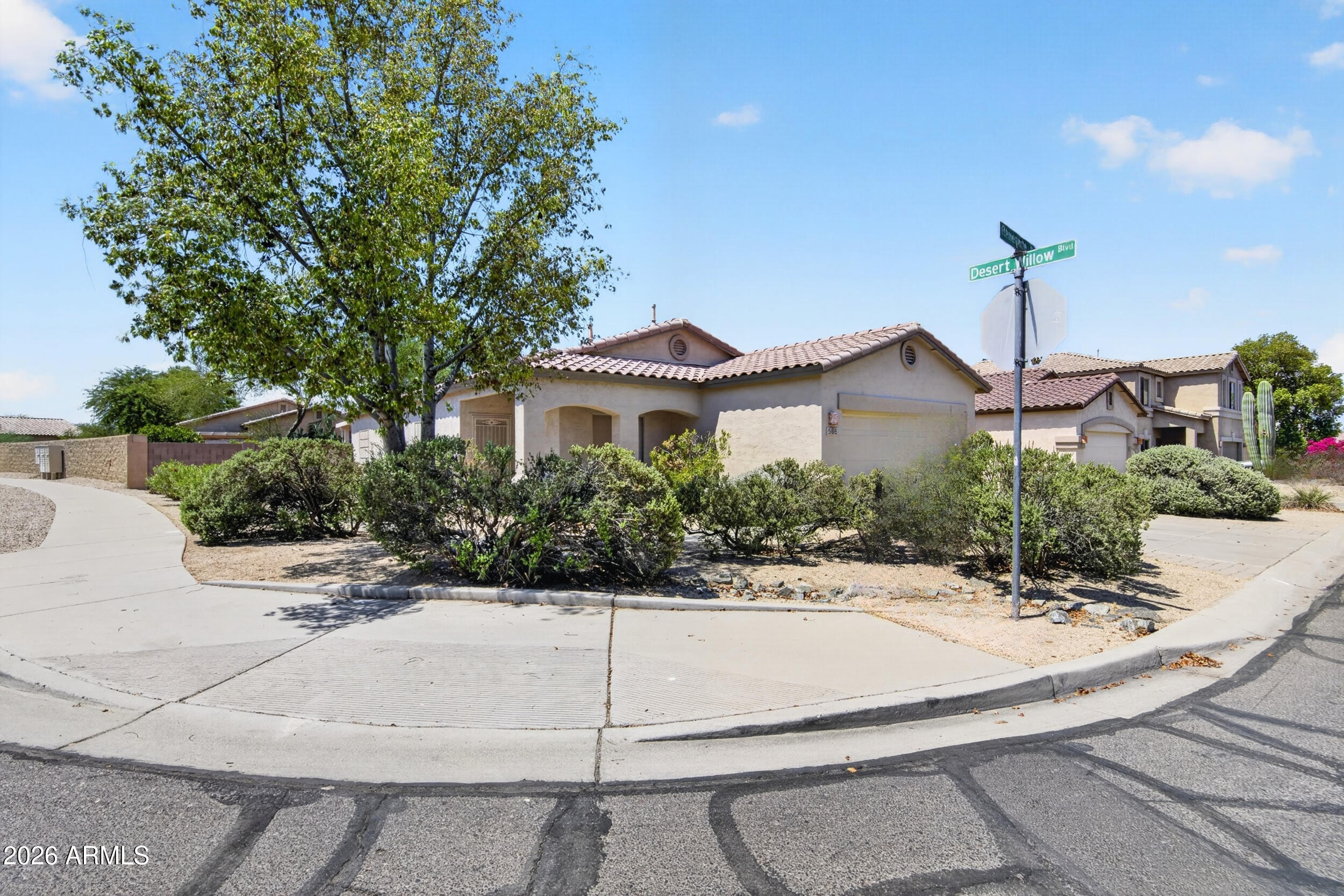 566 E RENEGADE Place