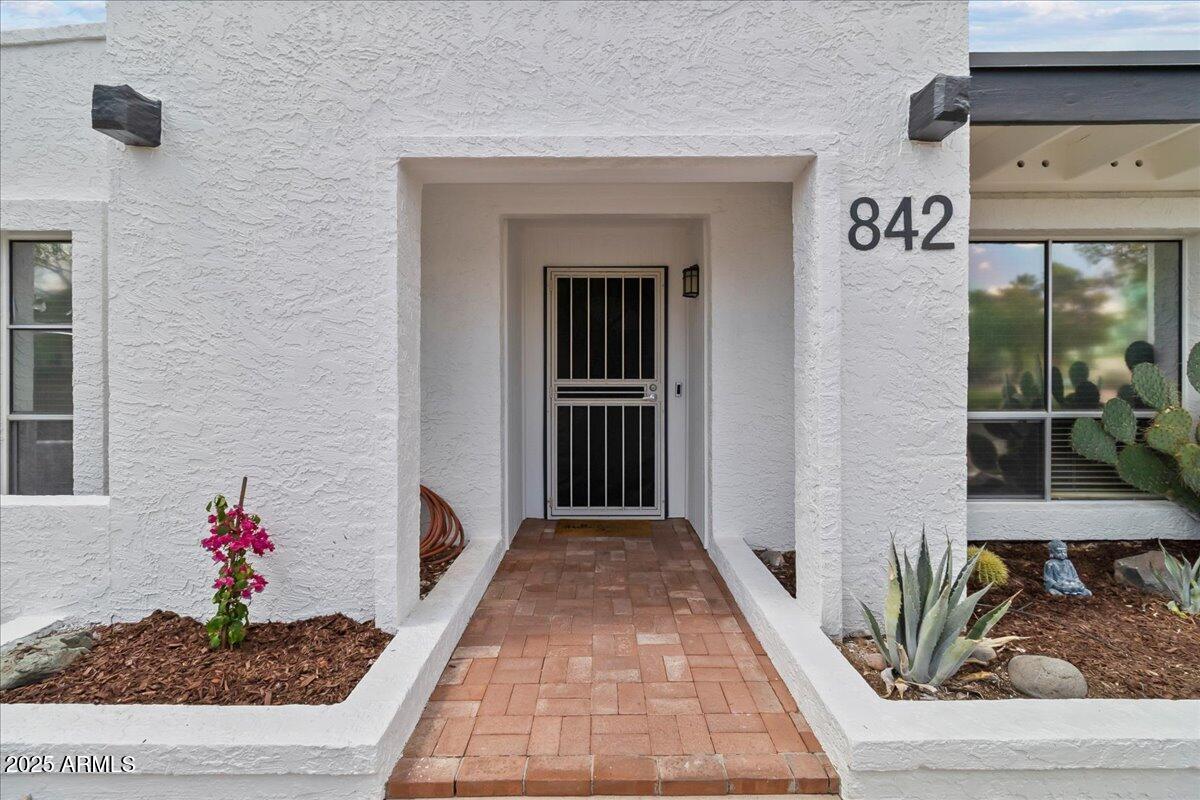 842 E VILLAGE CIRCLE Drive N