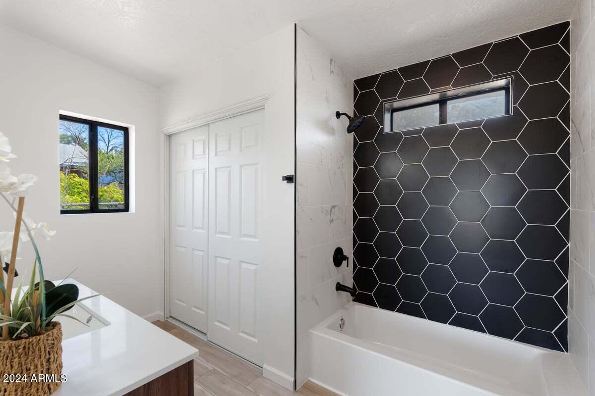 11310 E CIRCLE Drive