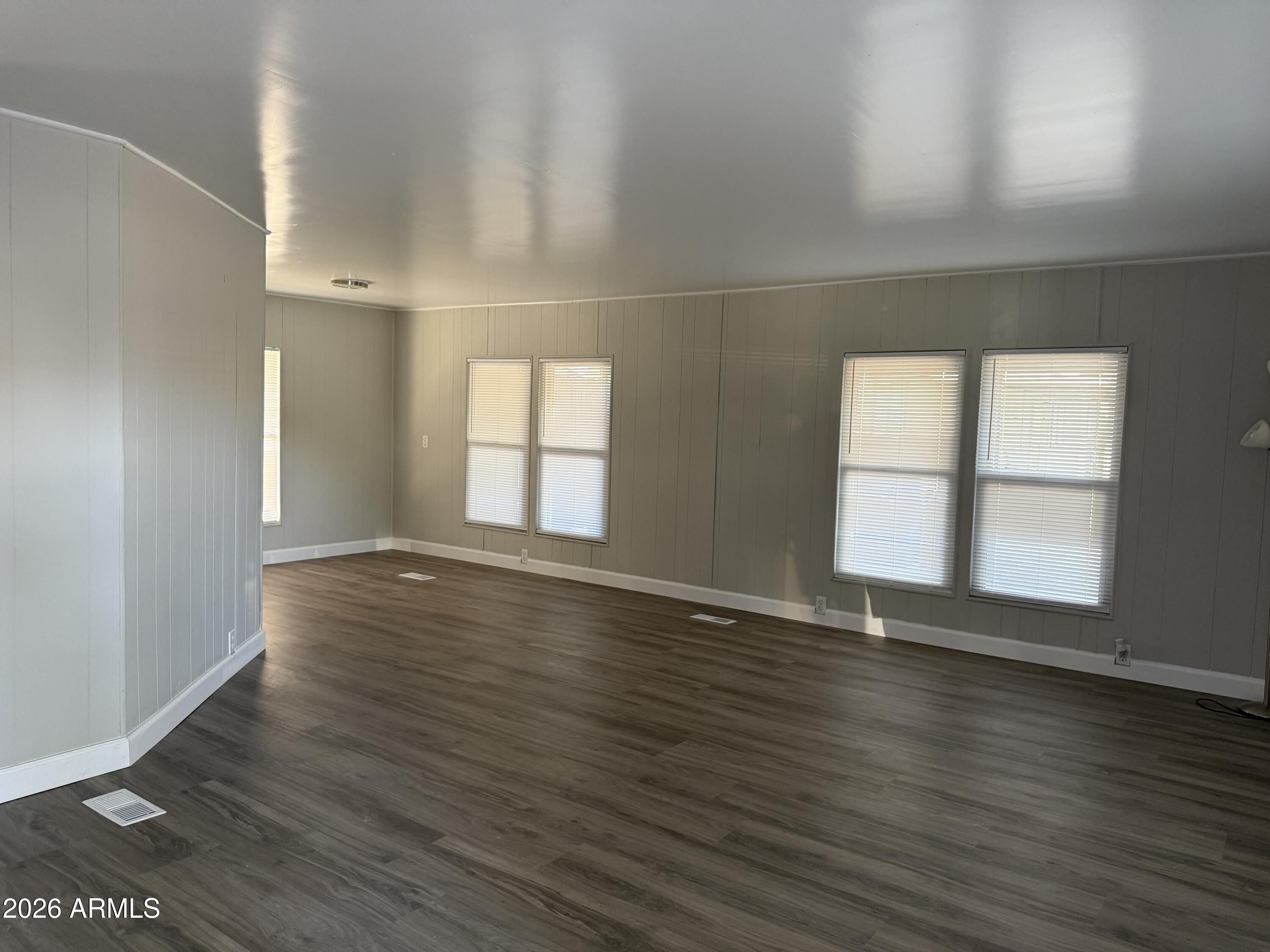 700 W MANOR Street