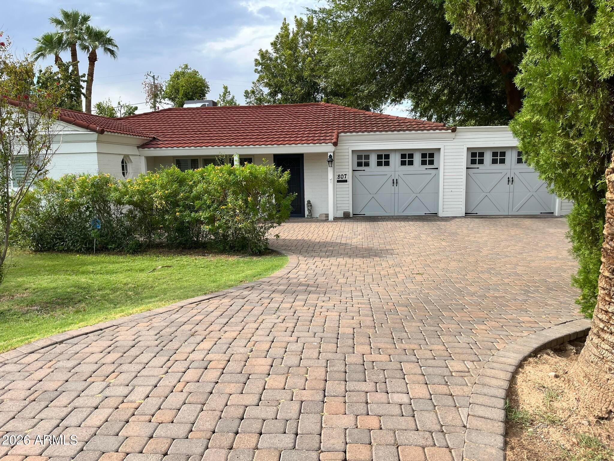 807 W SOLANO Drive
