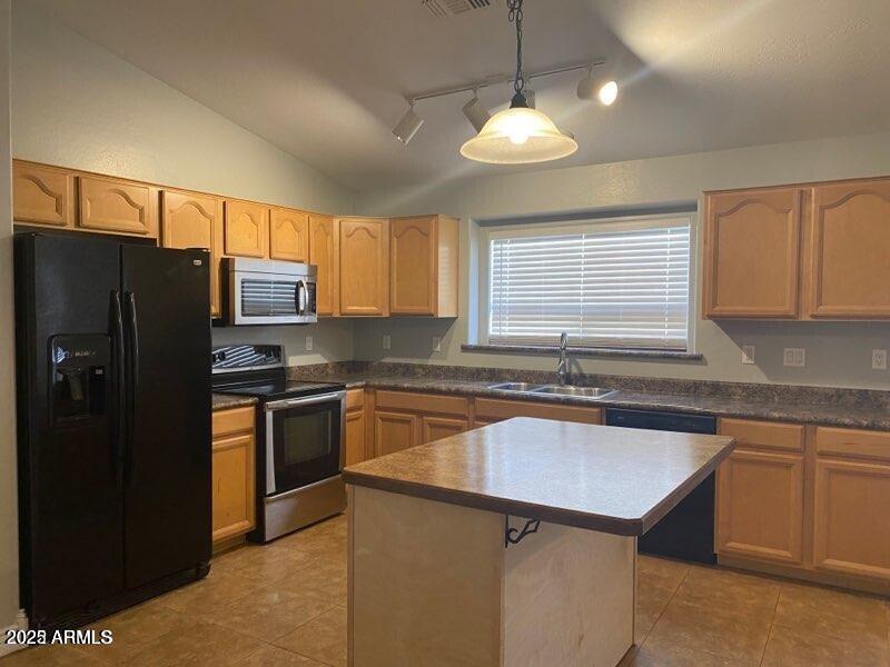 533 E ANGELINE Avenue