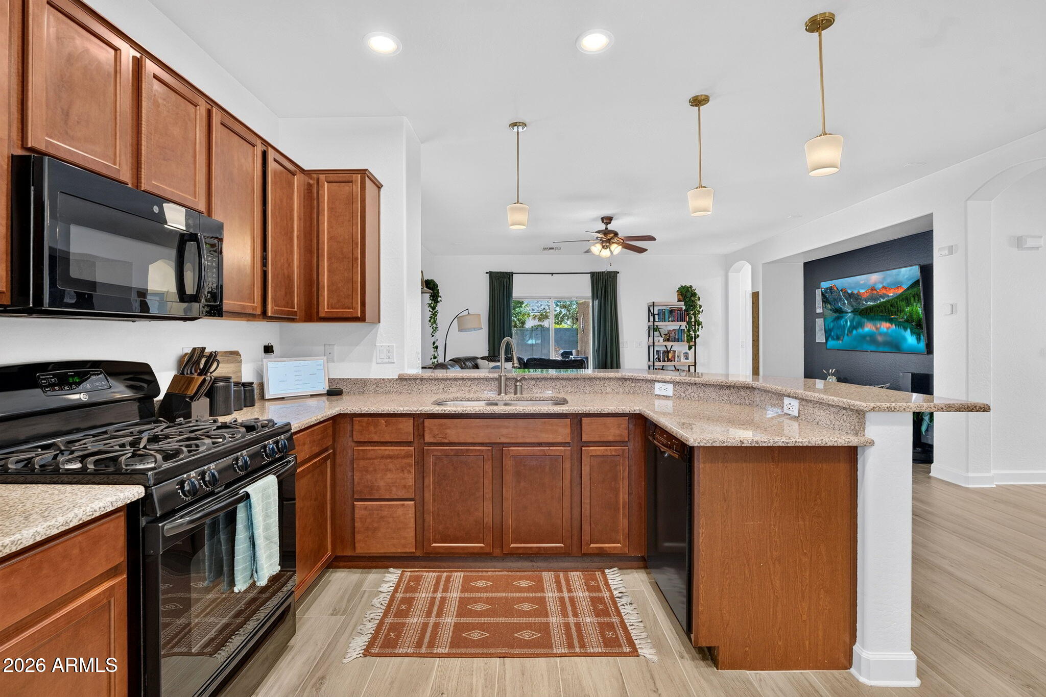 823 W WITT Avenue