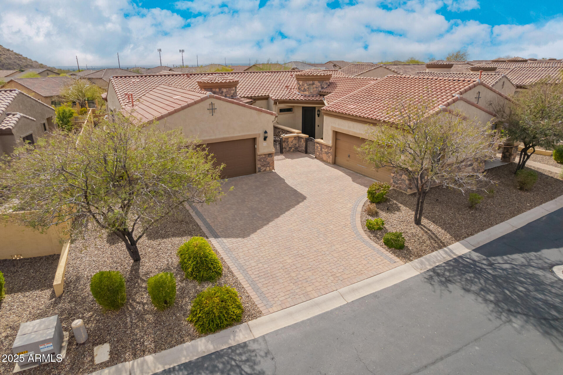 9041 E IVYGLEN Circle