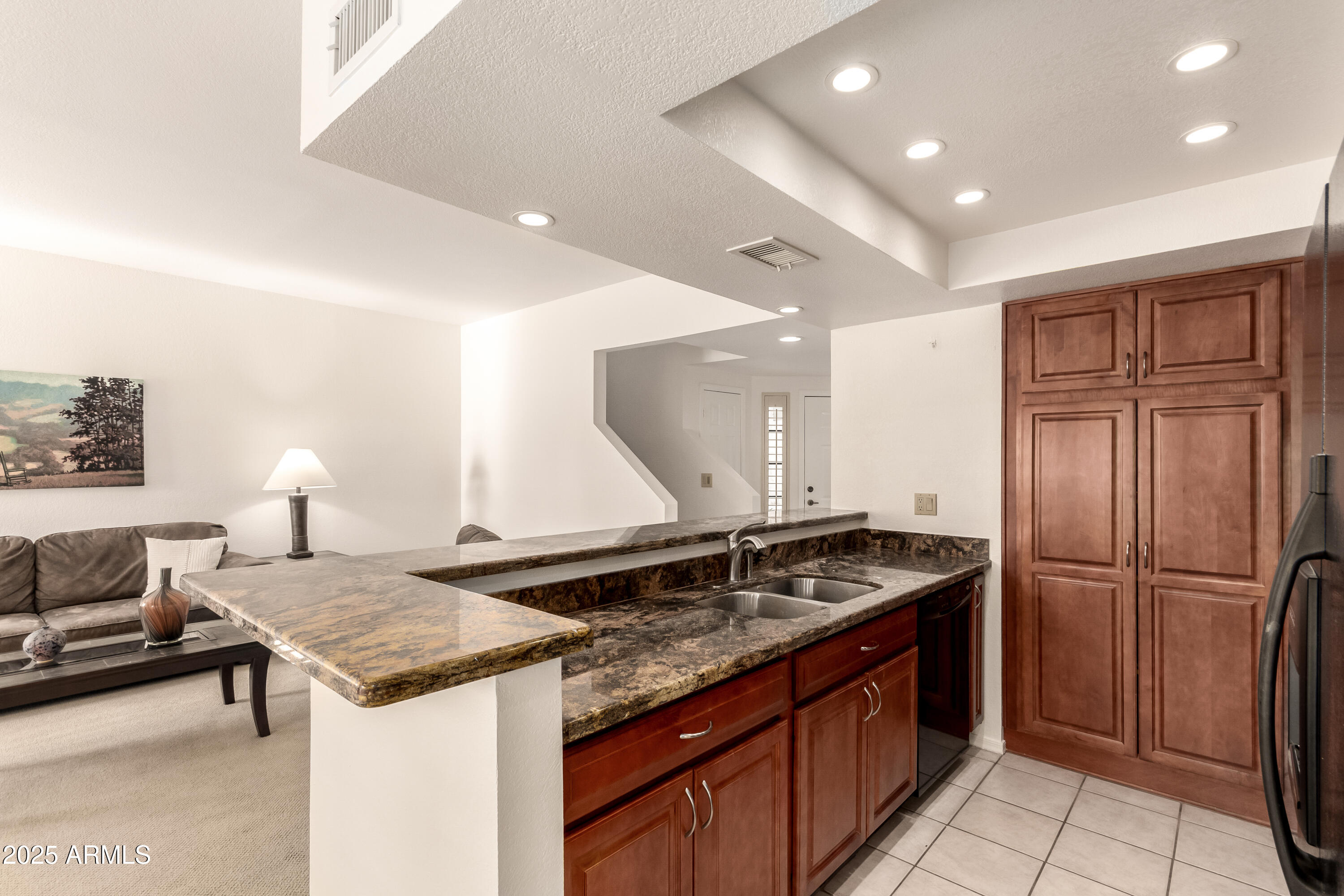 9705 E MOUNTAIN VIEW Road 1064
