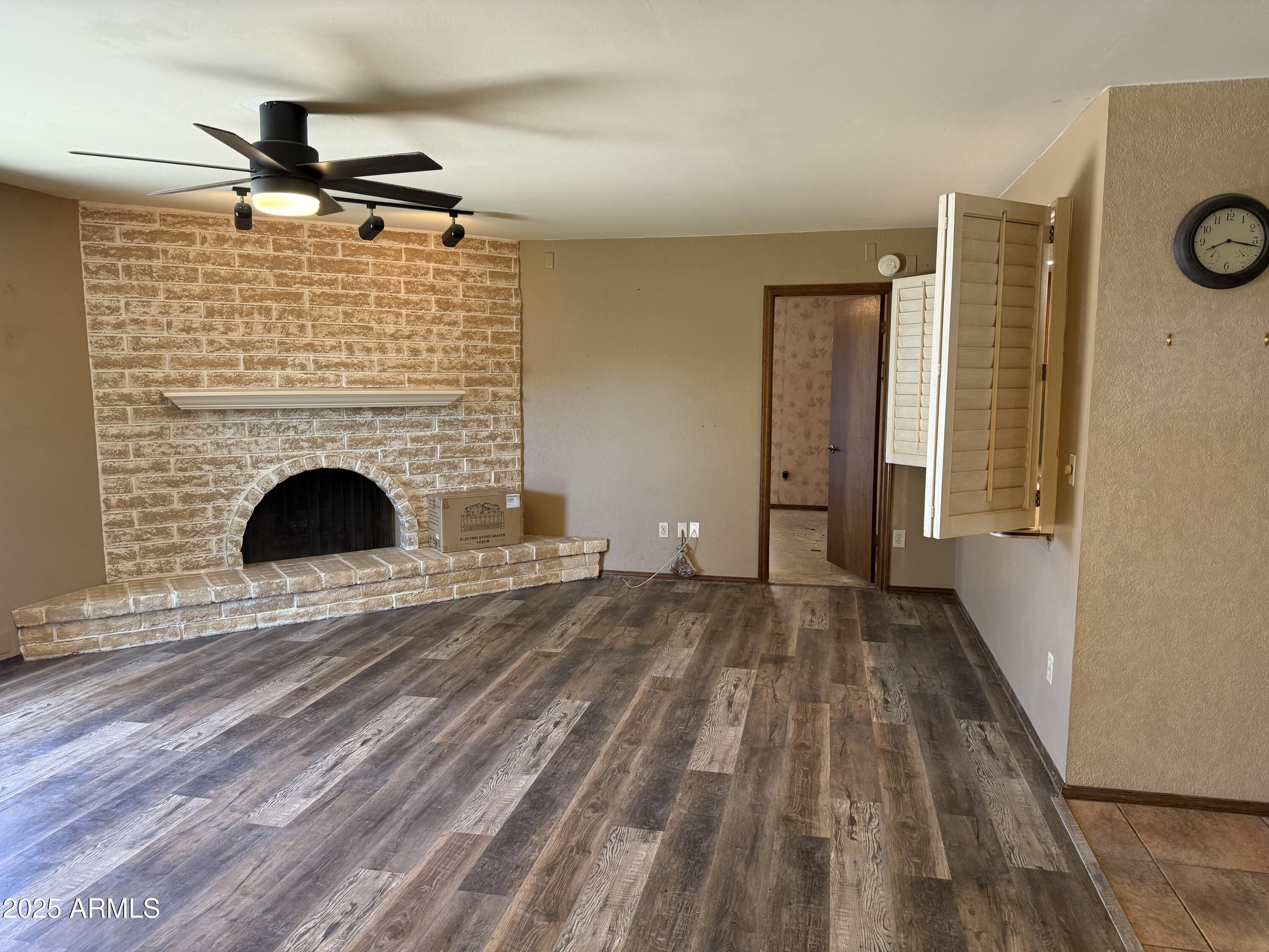 905 W MISSION Drive