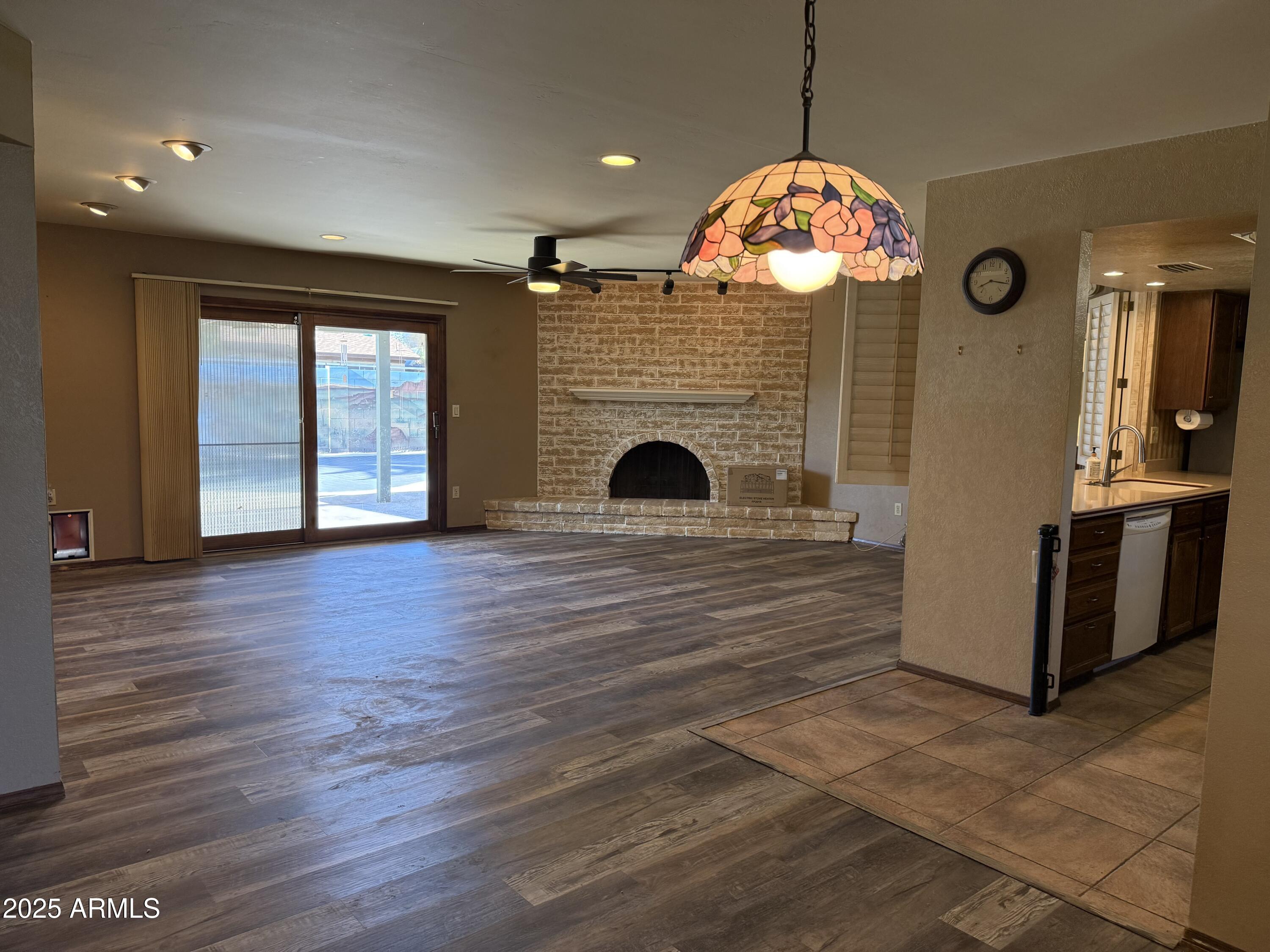 905 W MISSION Drive