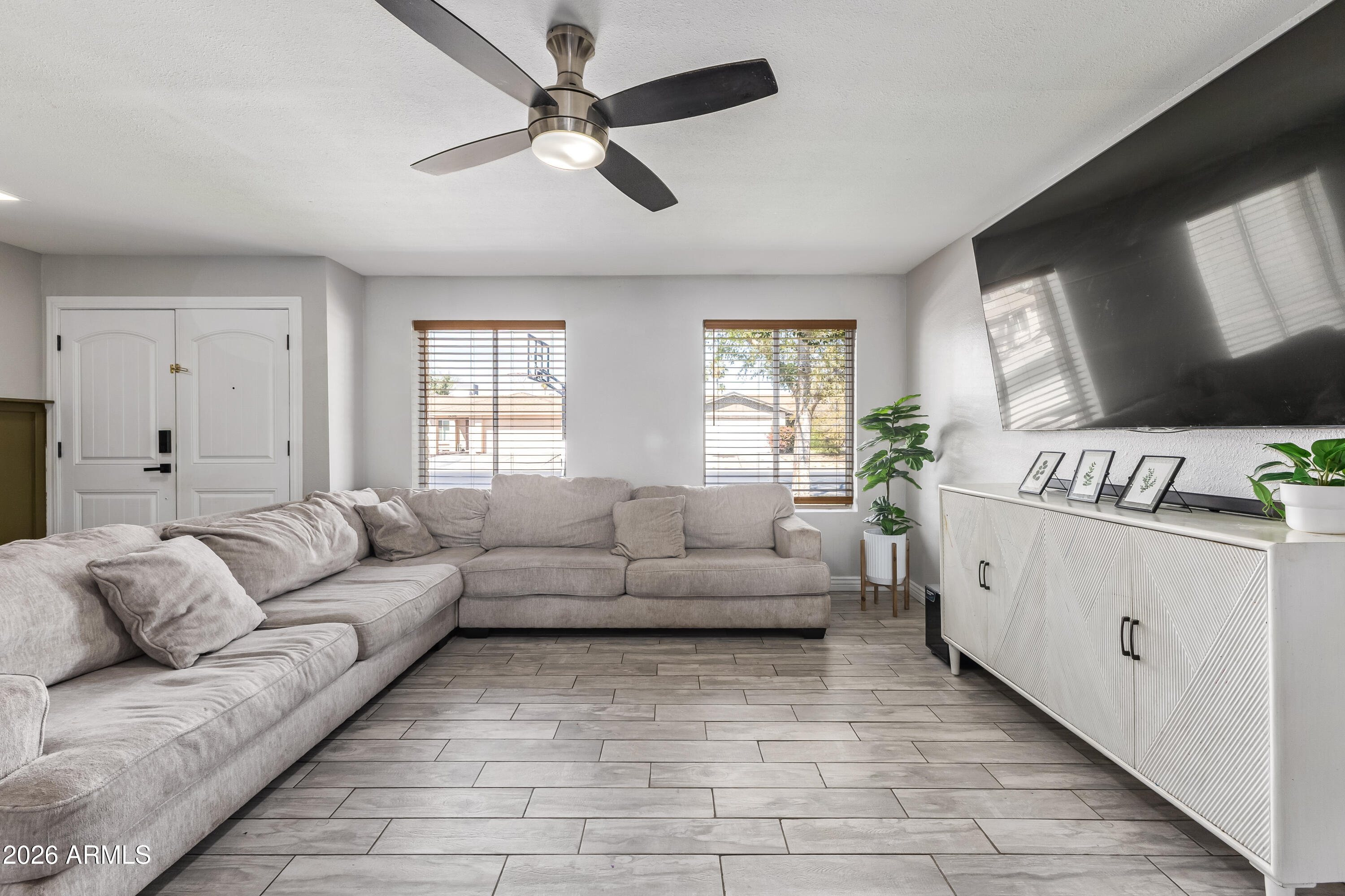 535 W PANTERA Avenue