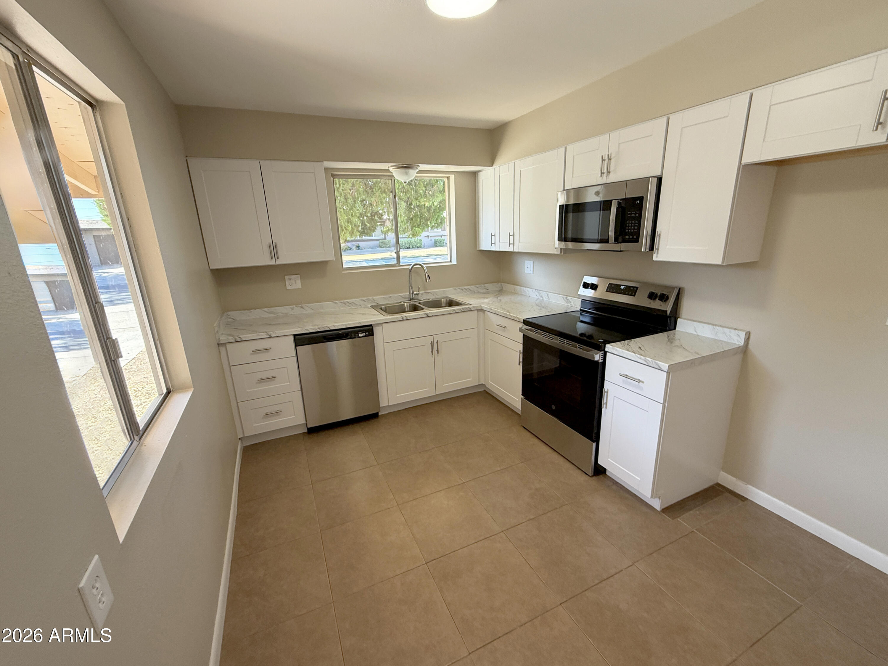 10012 W LAKEVIEW Circle