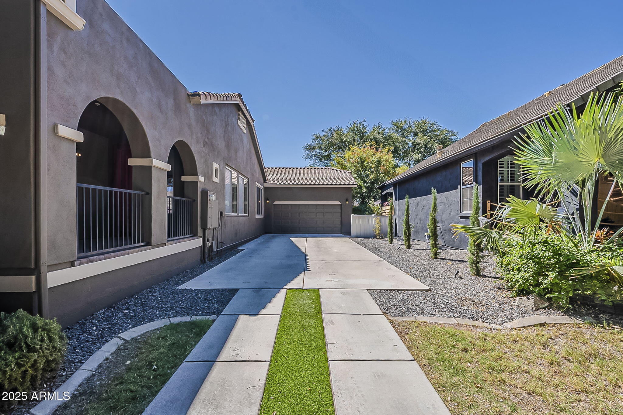 2669 E TAMARISK Street