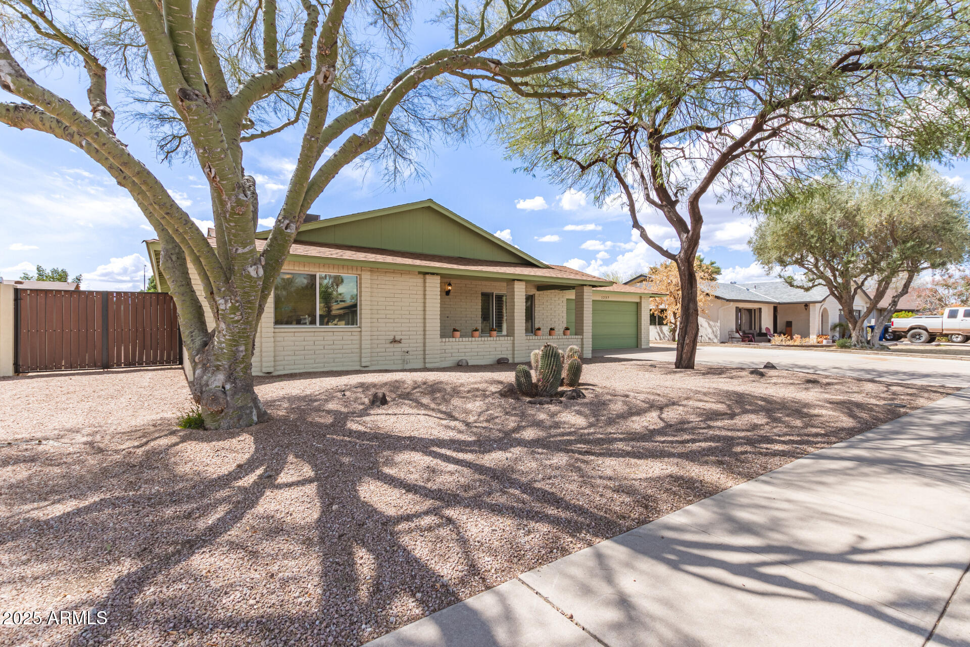 1237 E GEMINI Drive