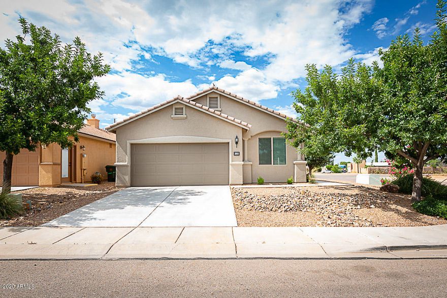 Looking for brand new, but don't have the time to wait? Here is your BEST option. Stunning 4 bedroom, 2 bathroom split floor plan. This homes Kitchen will make your friends envioius, the large island, walk in pantry, stainless steel appliances, and counter space for all your needs. Corner lot with beautiful mature landscaping. This 1 year old home is perfect for your needs, close to town, Post and no HOA!